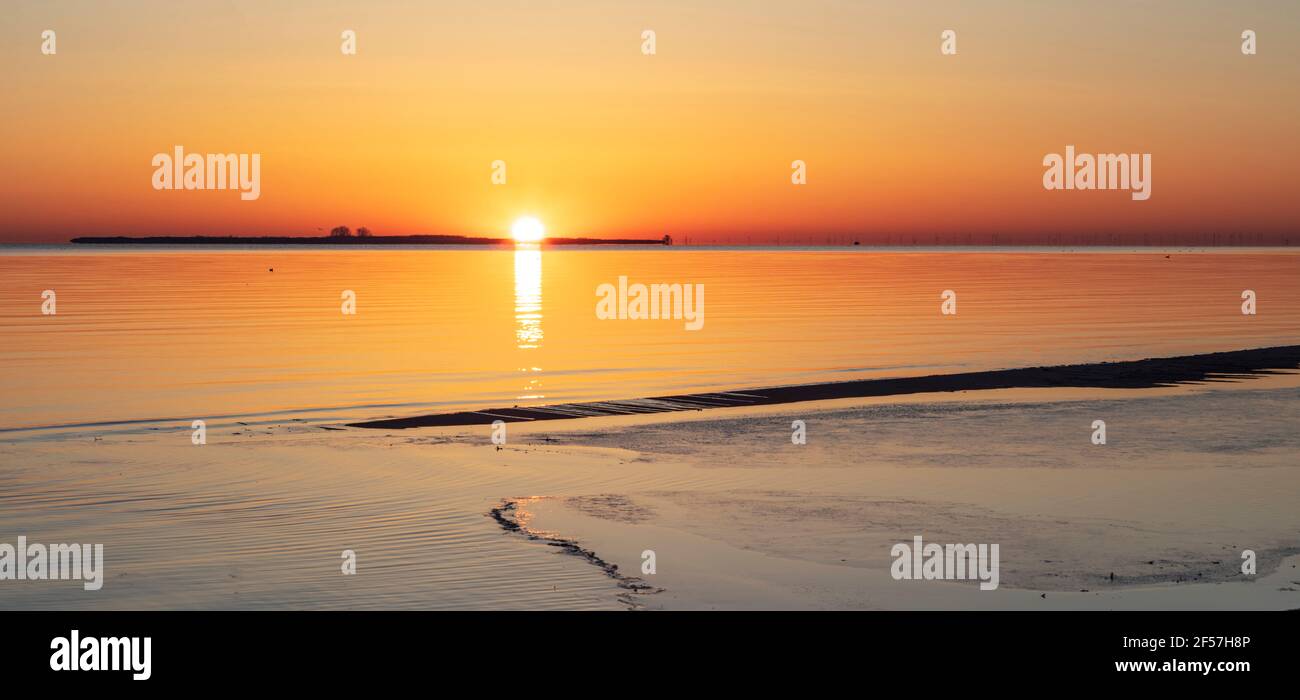 Lever de soleil au-dessus de la baie de Saginaw, équinoxe de printemps, Shelter & Channel Island, lac Huron, MI, États-Unis, par James D Coppinger/Dembinsky photo Assoc Banque D'Images