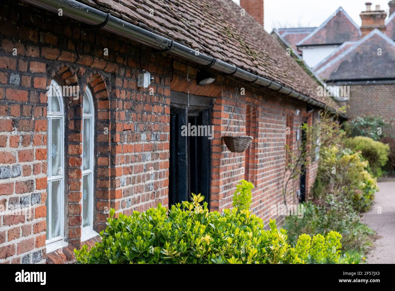 Les Almshres de Wilbraham à Hadley Green, High Barnett, au nord de Londres. Les cottages sont construits de briques rouges et de tuiles rouges, ont des fenêtres à meneaux et p Banque D'Images