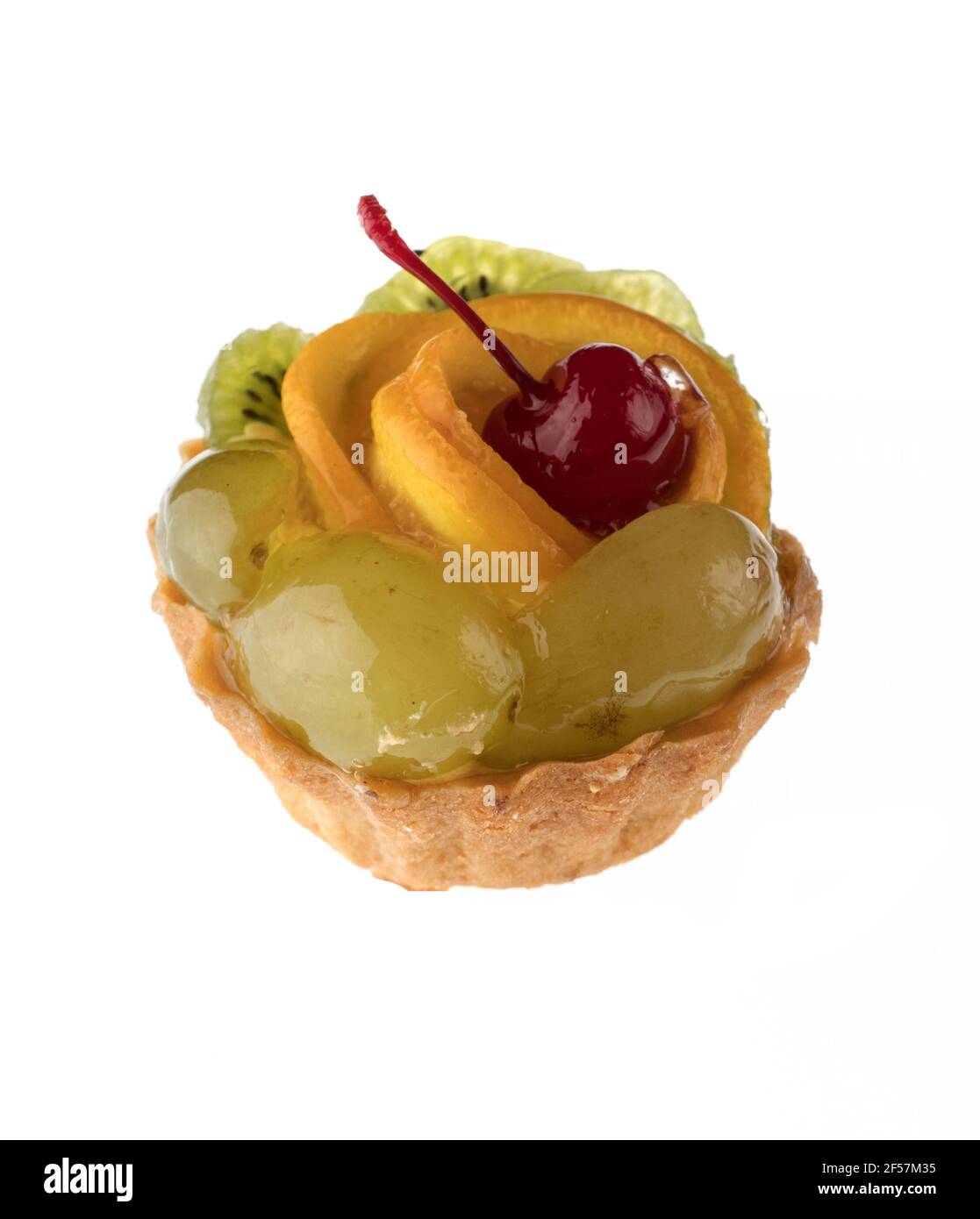 Dessert, gâteau aux fruits, avec des raisins de cerise et des tranches d'orange, sur un fond blanc en isolation Banque D'Images