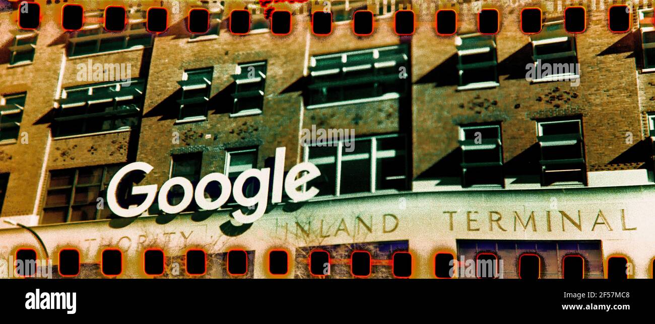 Le signe sur les bureaux Google à New York le samedi 6 mars 2021. Film 35 mm obsolète en appareil photo de format moyen. (© Richard B. Levine) Banque D'Images