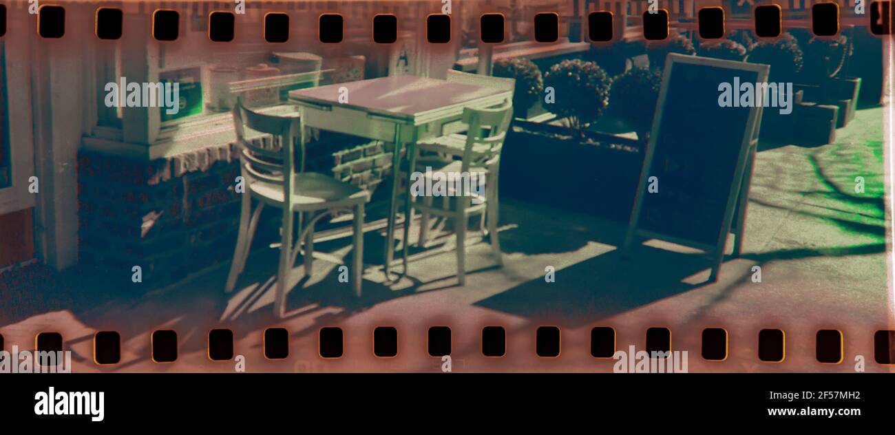 Dîner en plein air à Chelsea, à New York, le samedi 6 mars 2021. Photographié avec un ancien appareil photo de format moyen Agfa clack chargé de vieux film 35 mm. (© Richard B. Levine) Banque D'Images