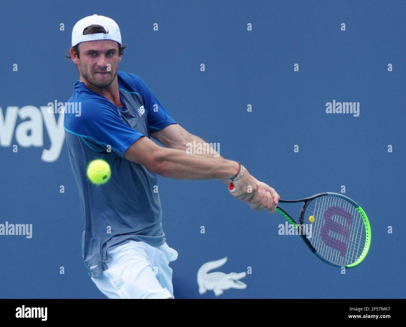 Miami, États-Unis d'Amérique. 24 mars 2021. MIAMI GARDENS, FLORIDE - 24 MARS : Tommy Paul des États-Unis retourne un revers lors de son premier match de singles contre Marcos Giron des États-Unis le jour 3 de l'Open de Miami 2021 présenté par Itaú au Hard Rock Stadium le 24 mars 2021 à Miami Gardens, Floride. (Photo par Alberto E. Tamargo/Sipa USA) crédit: SIPA USA/Alay Live News Banque D'Images