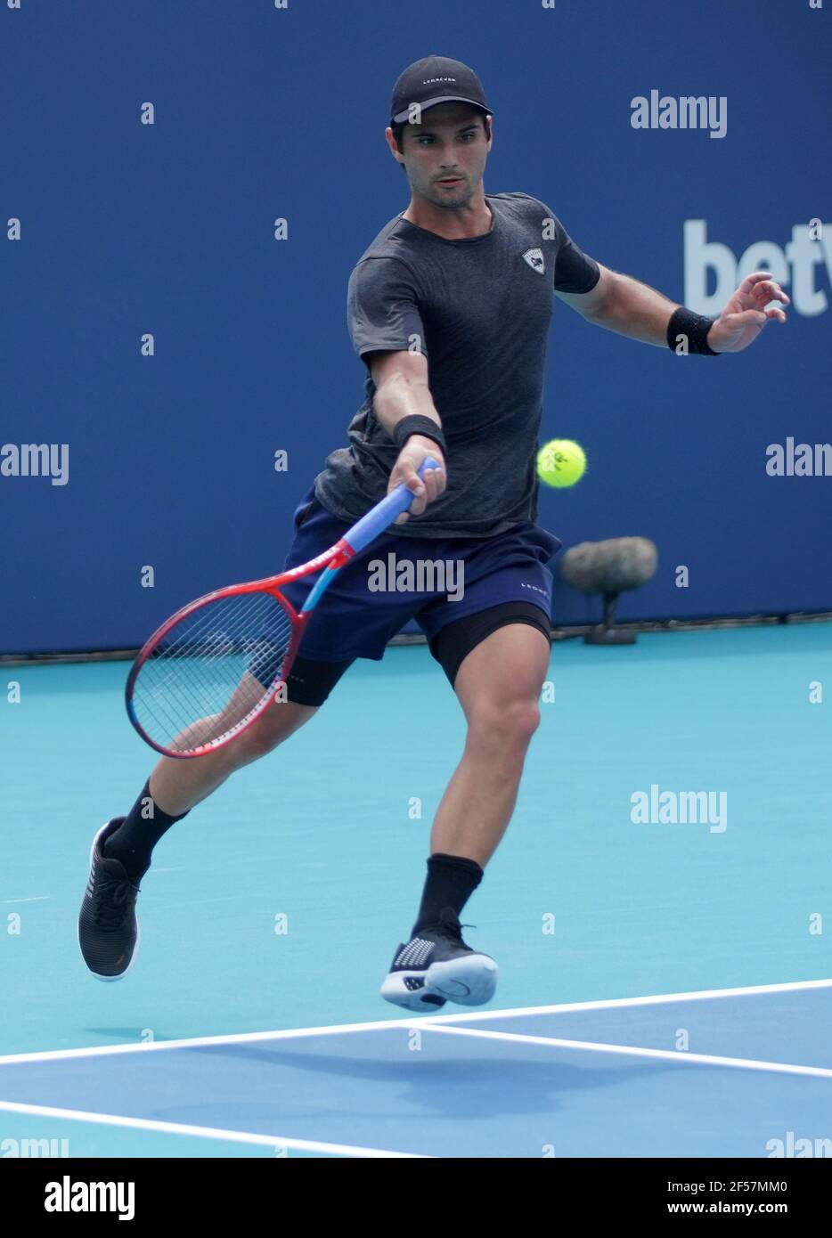 Miami, États-Unis d'Amérique. 24 mars 2021. MIAMI GARDENS, FLORIDE - 24 MARS : Marcos Giron, des États-Unis, retourne un avant-main lors de son premier match contre Tommy Paul, des États-Unis, le jour 3 de l'Open de Miami 2021 présenté par Itaú au Hard Rock Stadium le 24 mars 2021 à Miami Gardens, en Floride. (Photo par Alberto E. Tamargo/Sipa USA) crédit: SIPA USA/Alay Live News Banque D'Images