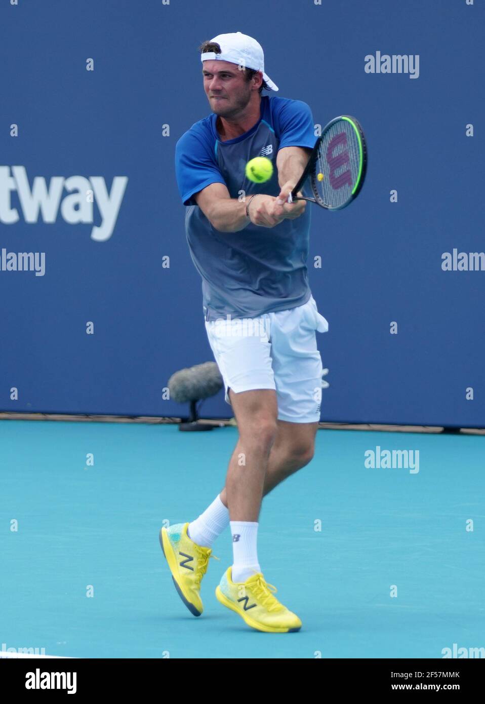 Miami, États-Unis d'Amérique. 24 mars 2021. MIAMI GARDENS, FLORIDE - 24 MARS : Tommy Paul des États-Unis retourne un revers lors de son premier match de singles contre Marcos Giron des États-Unis le jour 3 de l'Open de Miami 2021 présenté par Itaú au Hard Rock Stadium le 24 mars 2021 à Miami Gardens, Floride. (Photo par Alberto E. Tamargo/Sipa USA) crédit: SIPA USA/Alay Live News Banque D'Images