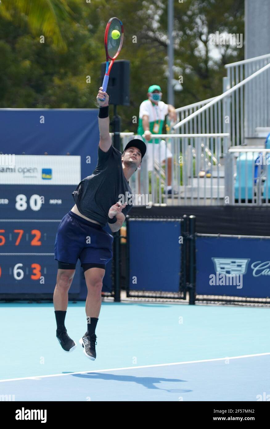 Miami, États-Unis d'Amérique. 24 mars 2021. MIAMI GARDENS, FLORIDE - MARS 24: Marcos Giron des États-Unis sert lors de son premier match simple contre Tommy Paul des États-Unis le jour 3 de l'Open de Miami 2021 présenté par Itaú au Hard Rock Stadium le 24 mars 2021 à Miami Gardens, Floride. (Photo par Alberto E. Tamargo/Sipa USA) crédit: SIPA USA/Alay Live News Banque D'Images