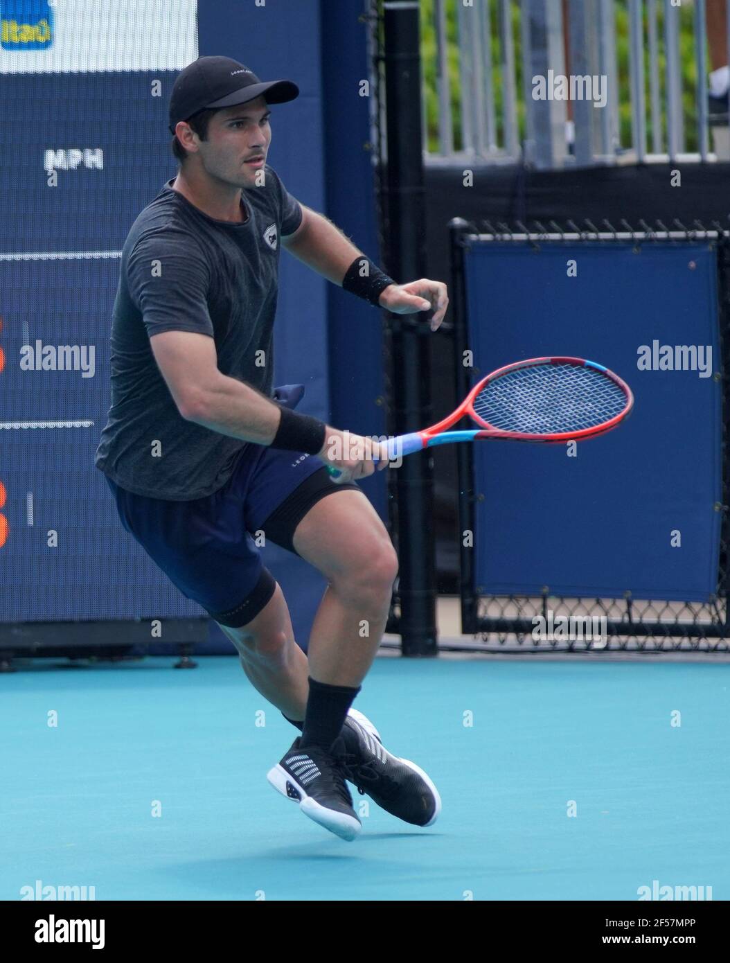 Miami, États-Unis d'Amérique. 24 mars 2021. MIAMI GARDENS, FLORIDE - 24 MARS : Marcos Giron, des États-Unis, réagit à un tir lors de son premier match contre Tommy Paul, des États-Unis, le jour 3 de l'Open de Miami 2021 présenté par Itaú au Hard Rock Stadium le 24 mars 2021 à Miami Gardens, en Floride. (Photo par Alberto E. Tamargo/Sipa USA) crédit: SIPA USA/Alay Live News Banque D'Images