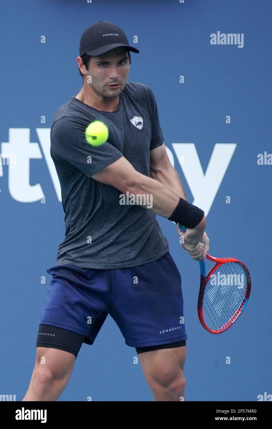Miami, États-Unis d'Amérique. 24 mars 2021. MIAMI GARDENS, FLORIDE - 24 MARS : Marcos Giron, des États-Unis, retourne un revers lors de son premier match contre Tommy Paul, des États-Unis, le jour 3 de l'Open de Miami 2021 présenté par Itaú au Hard Rock Stadium le 24 mars 2021 à Miami Gardens, en Floride. (Photo par Alberto E. Tamargo/Sipa USA) crédit: SIPA USA/Alay Live News Banque D'Images