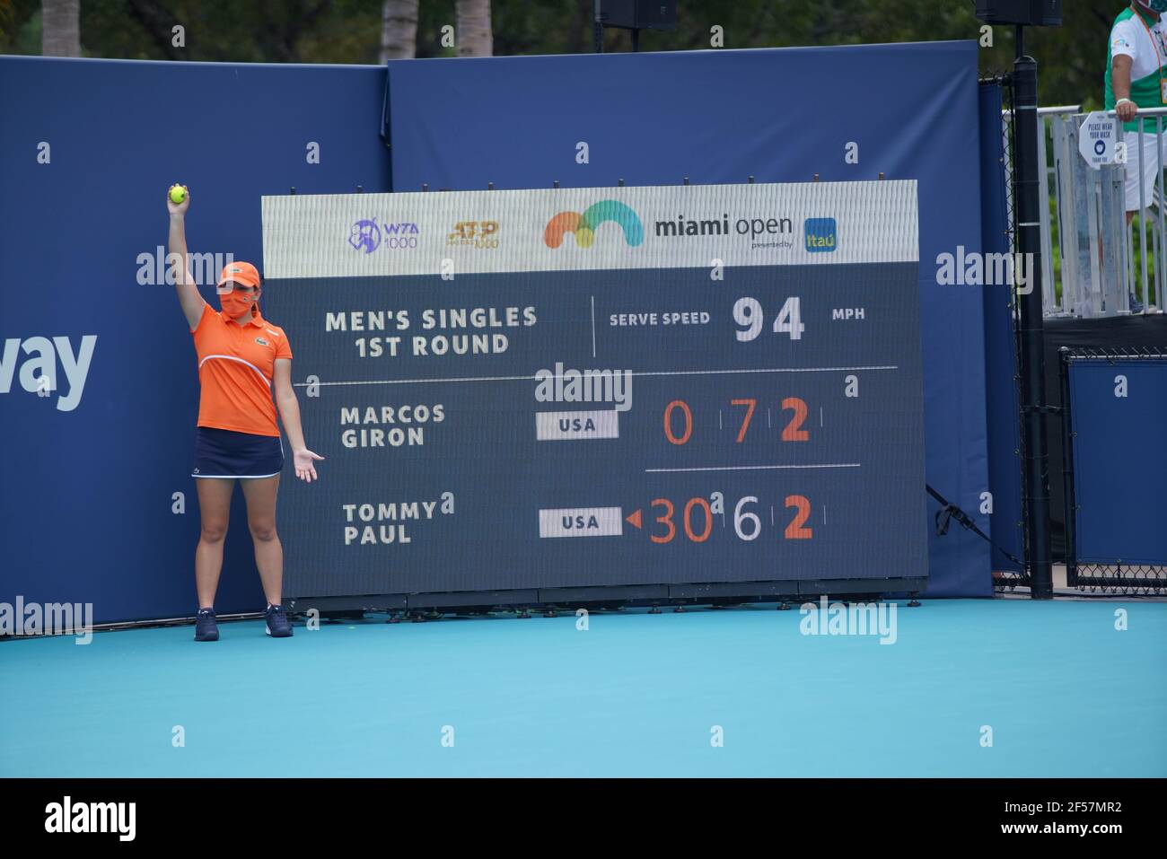 Miami, États-Unis d'Amérique. 24 mars 2021. MIAMI GARDENS, FLORIDE - MARS 24: Un garçon de balle est vu pendant Tommy Paul des États-Unis et Marcos Giron des États-Unis le jour 3 de l'Open de Miami 2021 présenté par Itaú au Hard Rock Stadium le 24 mars 2021 à Miami Gardens, Floride. (Photo par Alberto E. Tamargo/Sipa USA) crédit: SIPA USA/Alay Live News Banque D'Images