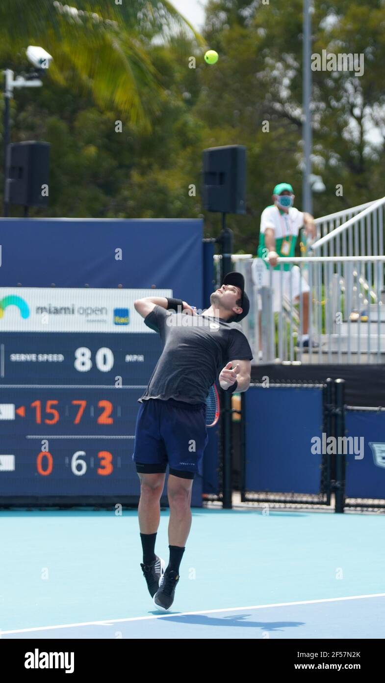 Miami, États-Unis d'Amérique. 24 mars 2021. MIAMI GARDENS, FLORIDE - MARS 24: Marcos Giron des États-Unis sert lors de son premier match simple contre Tommy Paul des États-Unis le jour 3 de l'Open de Miami 2021 présenté par Itaú au Hard Rock Stadium le 24 mars 2021 à Miami Gardens, Floride. (Photo par Alberto E. Tamargo/Sipa USA) crédit: SIPA USA/Alay Live News Banque D'Images
