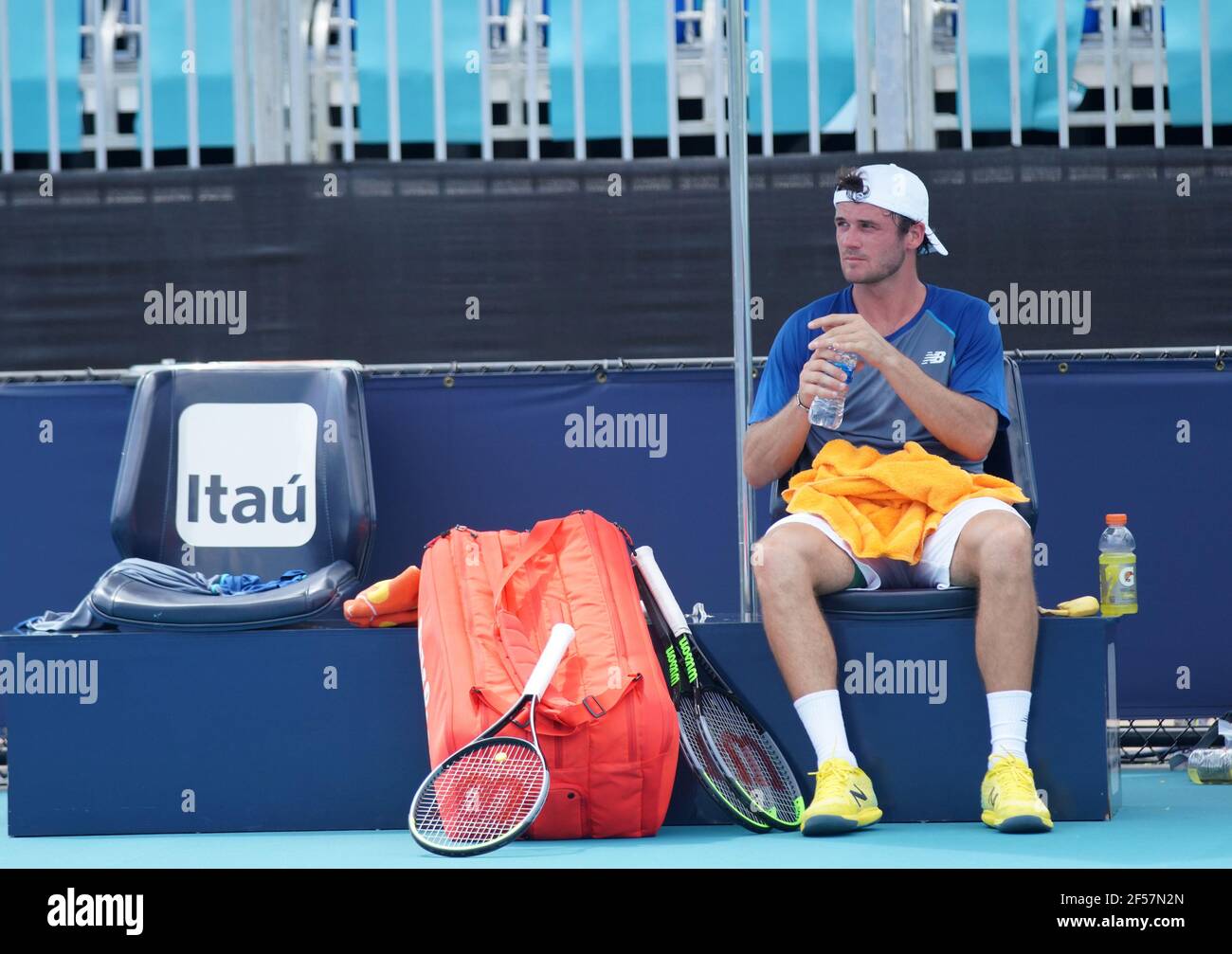 Miami, États-Unis d'Amérique. 24 mars 2021. MIAMI GARDENS, FLORIDE - MARS 24: Tommy Paul des États-Unis est vu lors de son premier match de singles contre Marcos Giron des États-Unis le jour 3 de l'Open de Miami 2021 présenté par Itaú au Hard Rock Stadium le 24 mars 2021 à Miami Gardens, Floride. (Photo par Alberto E. Tamargo/Sipa USA) crédit: SIPA USA/Alay Live News Banque D'Images