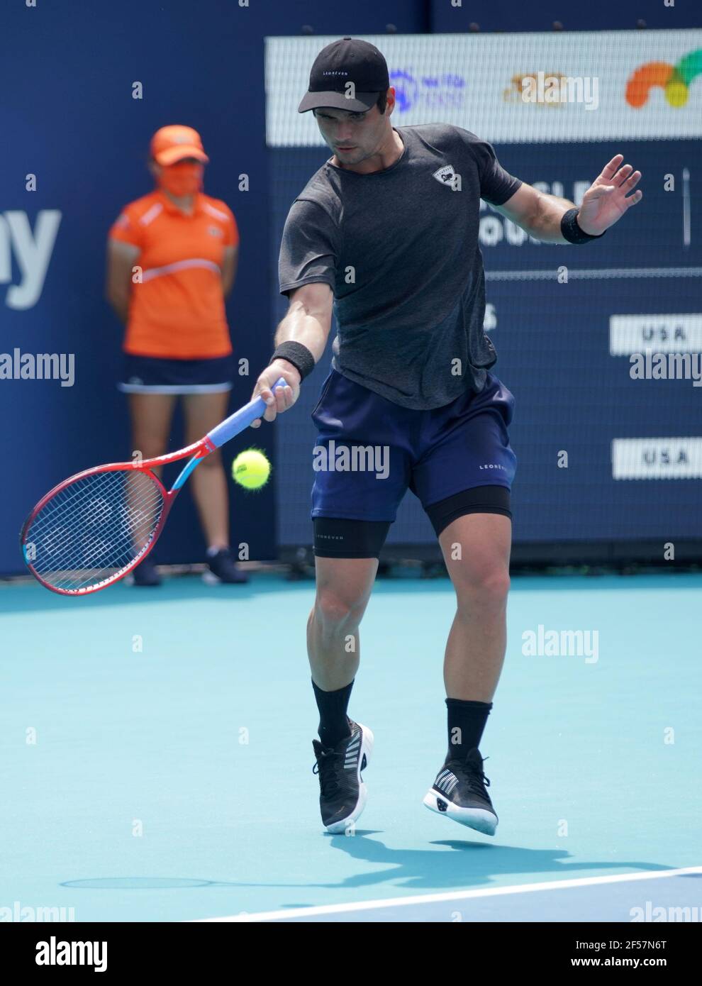 Miami, États-Unis d'Amérique. 24 mars 2021. MIAMI GARDENS, FLORIDE - 24 MARS : Marcos Giron, des États-Unis, retourne un avant-main lors de son premier match contre Tommy Paul, des États-Unis, le jour 3 de l'Open de Miami 2021 présenté par Itaú au Hard Rock Stadium le 24 mars 2021 à Miami Gardens, en Floride. (Photo par Alberto E. Tamargo/Sipa USA) crédit: SIPA USA/Alay Live News Banque D'Images