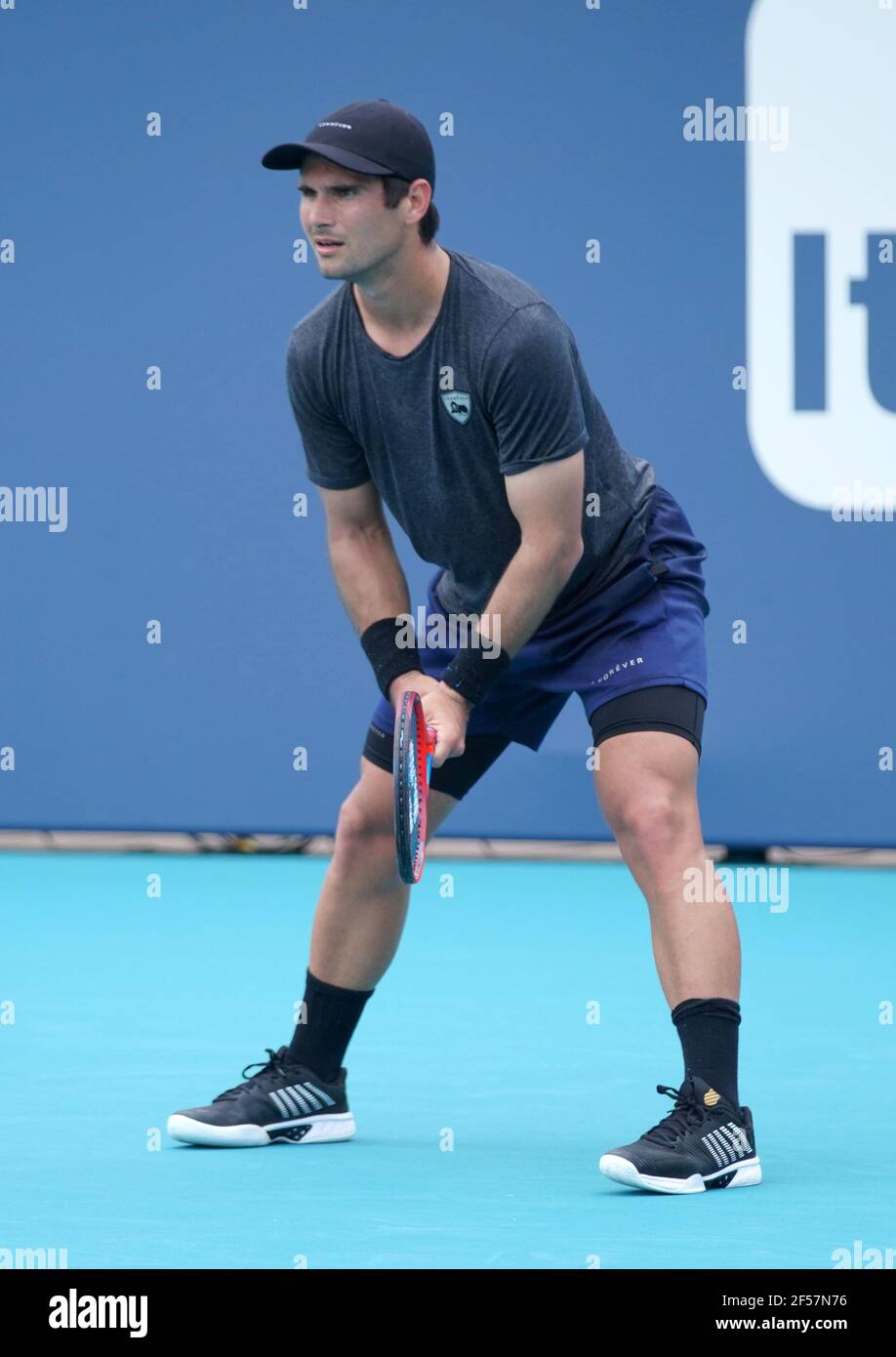 Miami, États-Unis d'Amérique. 24 mars 2021. MIAMI GARDENS, FLORIDE - MARS 24: Marcos Giron des États-Unis est vu lors de son premier match simple contre Tommy Paul des États-Unis le jour 3 de l'Open de Miami 2021 présenté par Itaú au Hard Rock Stadium le 24 mars 2021 à Miami Gardens, Floride. (Photo par Alberto E. Tamargo/Sipa USA) crédit: SIPA USA/Alay Live News Banque D'Images