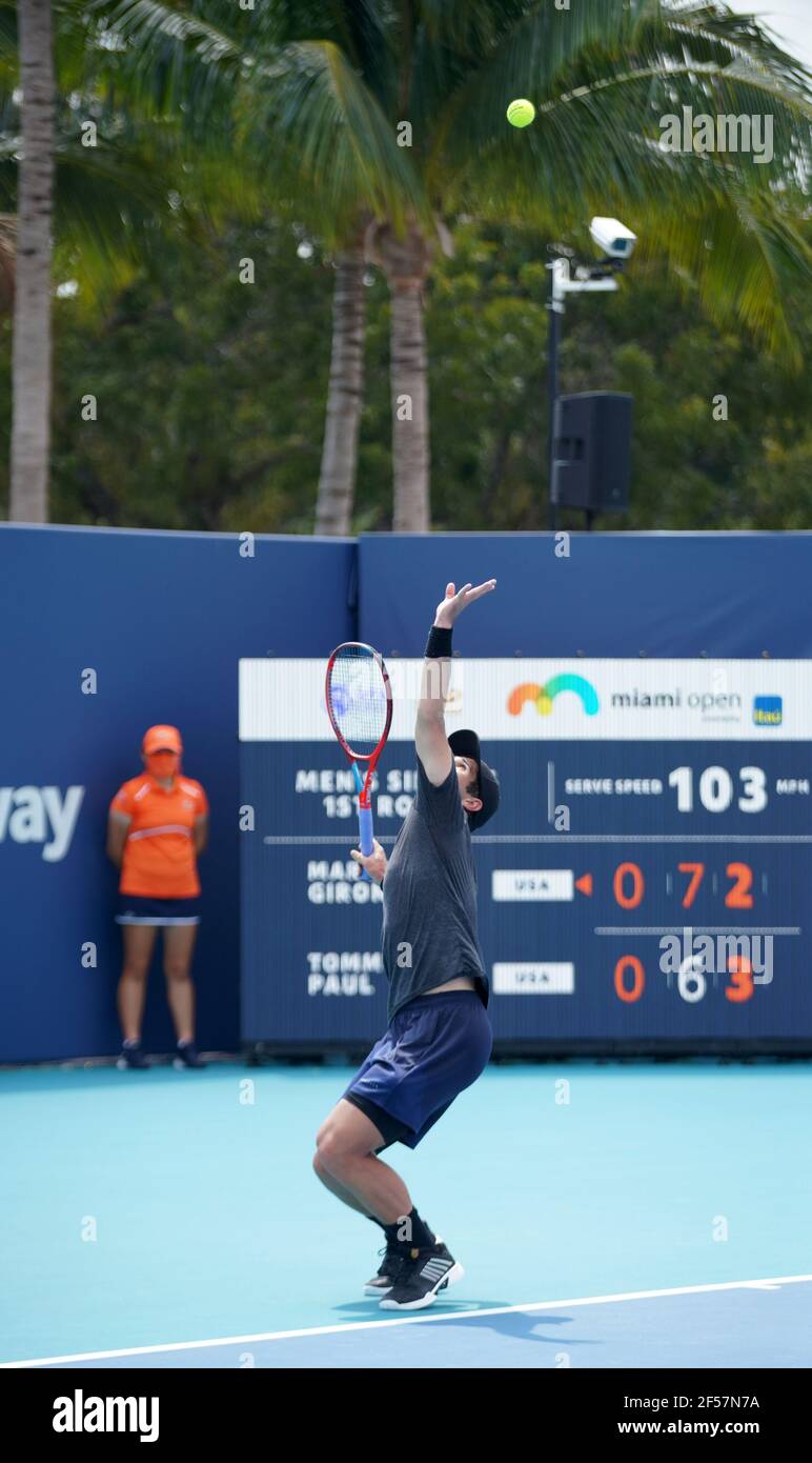 Miami, États-Unis d'Amérique. 24 mars 2021. MIAMI GARDENS, FLORIDE - MARS 24: Marcos Giron des États-Unis sert lors de son premier match simple contre Tommy Paul des États-Unis le jour 3 de l'Open de Miami 2021 présenté par Itaú au Hard Rock Stadium le 24 mars 2021 à Miami Gardens, Floride. (Photo par Alberto E. Tamargo/Sipa USA) crédit: SIPA USA/Alay Live News Banque D'Images
