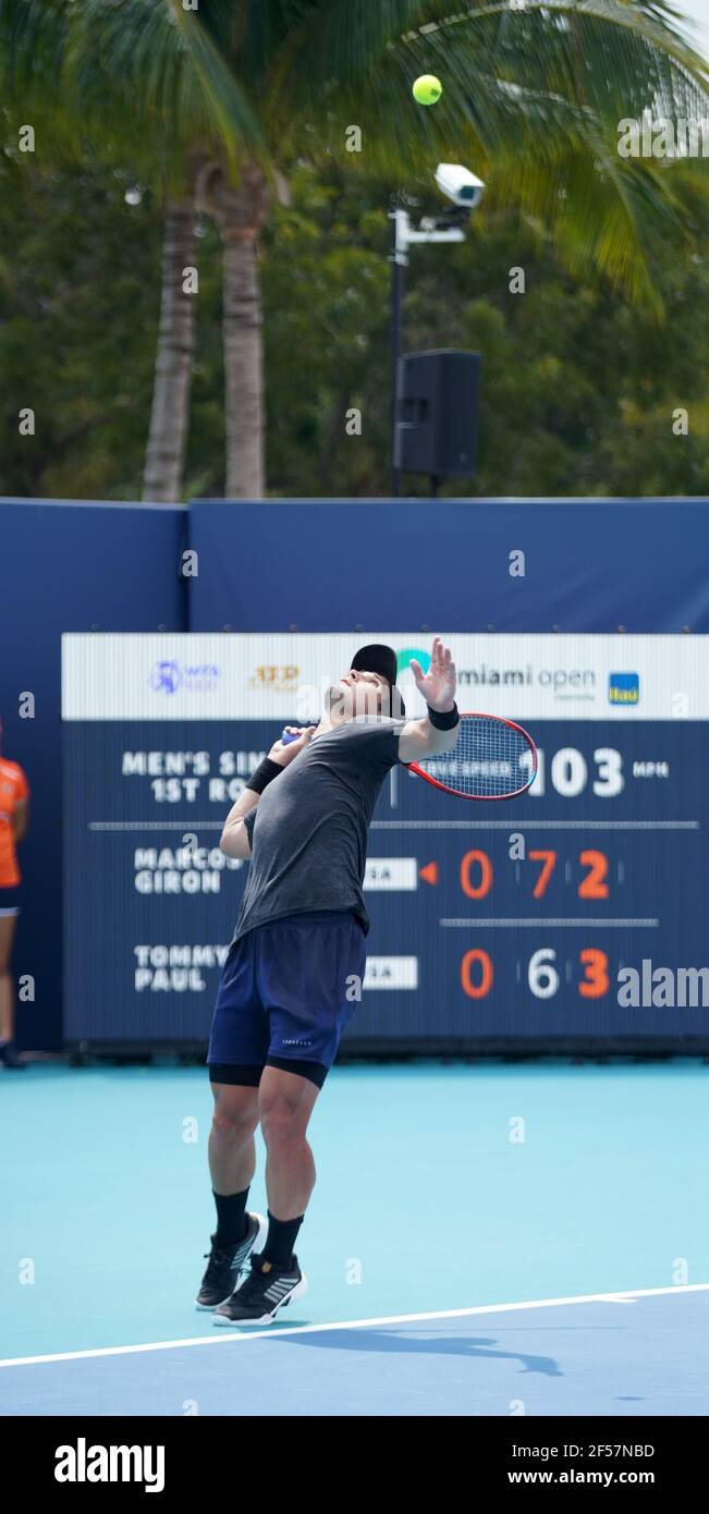 Miami, États-Unis d'Amérique. 24 mars 2021. MIAMI GARDENS, FLORIDE - MARS 24: Marcos Giron des États-Unis sert lors de son premier match simple contre Tommy Paul des États-Unis le jour 3 de l'Open de Miami 2021 présenté par Itaú au Hard Rock Stadium le 24 mars 2021 à Miami Gardens, Floride. (Photo par Alberto E. Tamargo/Sipa USA) crédit: SIPA USA/Alay Live News Banque D'Images