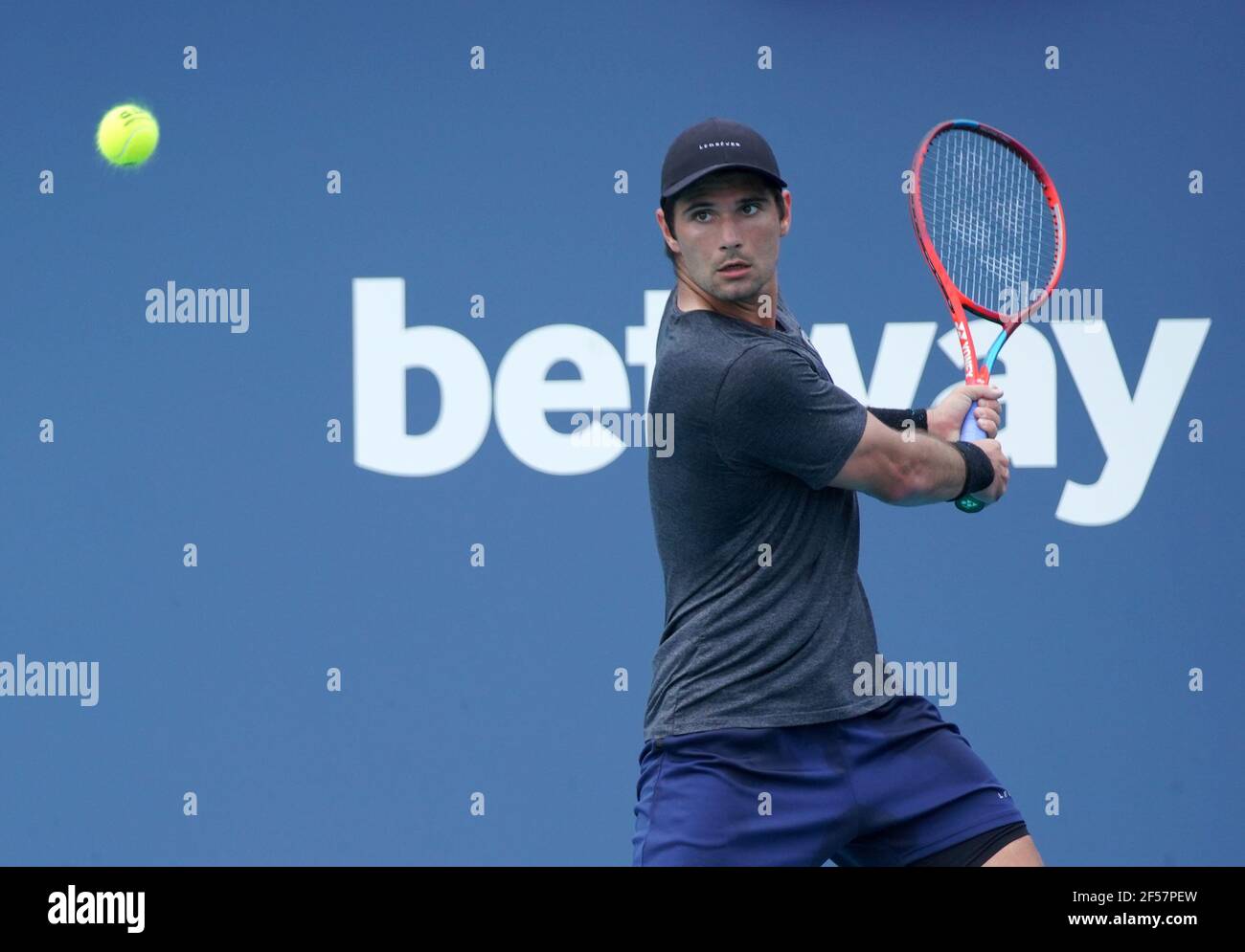 Miami, États-Unis d'Amérique. 24 mars 2021. MIAMI GARDENS, FLORIDE - 24 MARS : Marcos Giron, des États-Unis, retourne un revers lors de son premier match contre Tommy Paul, des États-Unis, le jour 3 de l'Open de Miami 2021 présenté par Itaú au Hard Rock Stadium le 24 mars 2021 à Miami Gardens, en Floride. (Photo par Alberto E. Tamargo/Sipa USA) crédit: SIPA USA/Alay Live News Banque D'Images