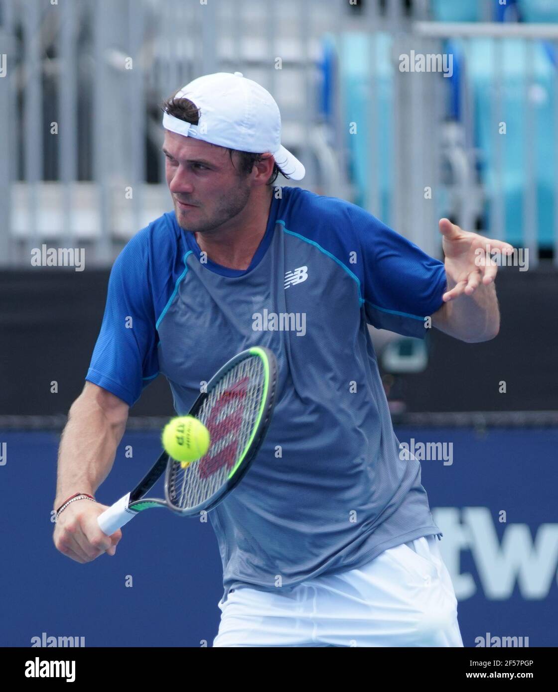 Miami, États-Unis d'Amérique. 24 mars 2021. MIAMI GARDENS, FLORIDE - 24 MARS : Tommy Paul des États-Unis retourne un revers lors de son premier match de singles contre Marcos Giron des États-Unis le jour 3 de l'Open de Miami 2021 présenté par Itaú au Hard Rock Stadium le 24 mars 2021 à Miami Gardens, Floride. (Photo par Alberto E. Tamargo/Sipa USA) crédit: SIPA USA/Alay Live News Banque D'Images