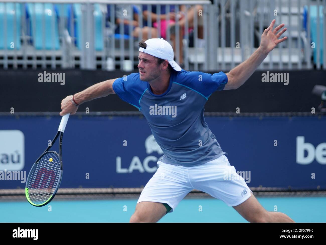 Miami, États-Unis d'Amérique. 24 mars 2021. MIAMI GARDENS, FLORIDE - 24 MARS : Tommy Paul des États-Unis retourne un revers lors de son premier match de singles contre Marcos Giron des États-Unis le jour 3 de l'Open de Miami 2021 présenté par Itaú au Hard Rock Stadium le 24 mars 2021 à Miami Gardens, Floride. (Photo par Alberto E. Tamargo/Sipa USA) crédit: SIPA USA/Alay Live News Banque D'Images