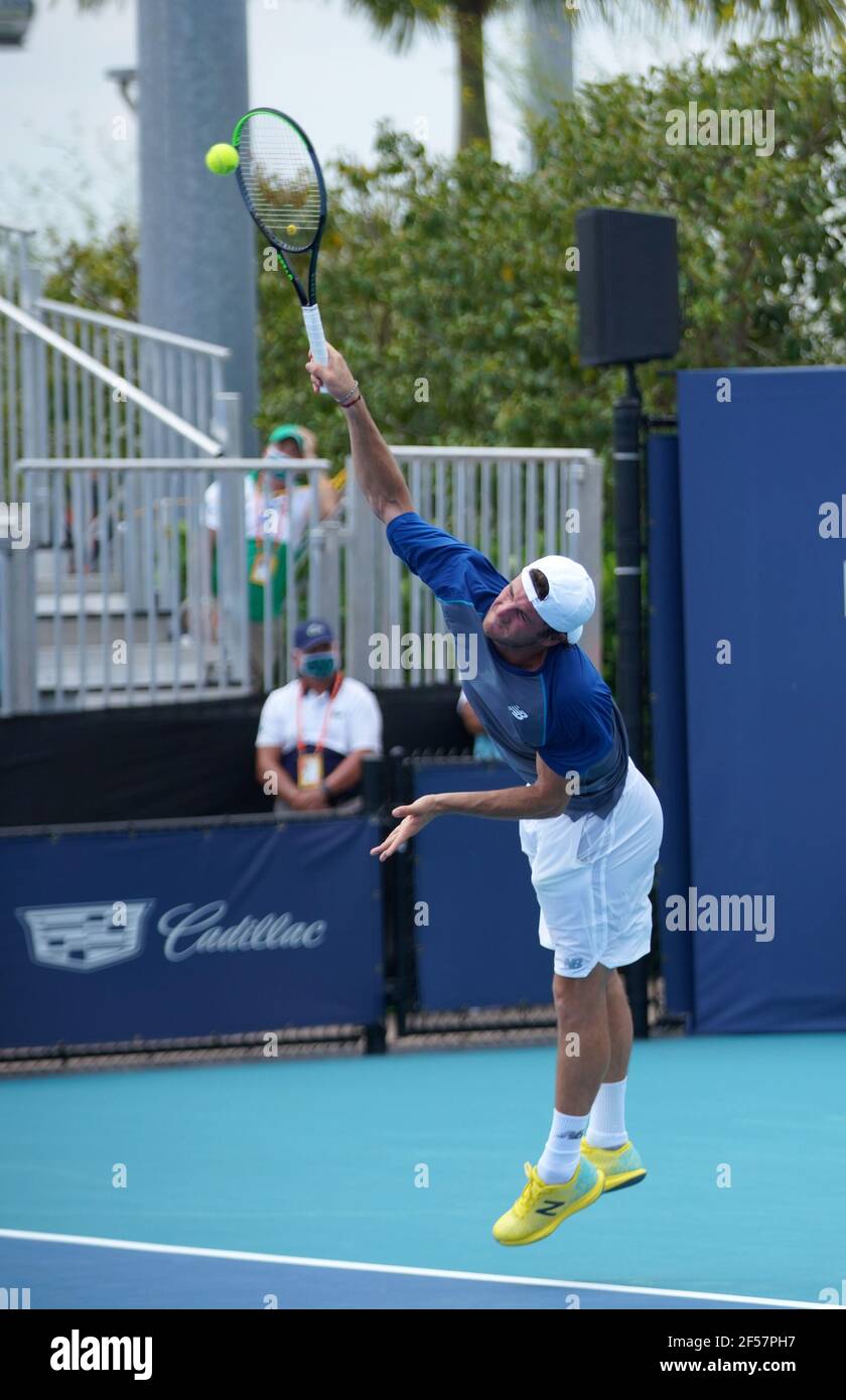 Miami, États-Unis d'Amérique. 24 mars 2021. MIAMI GARDENS, FLORIDE - MARS 24: Tommy Paul des États-Unis sert lors de son premier match de singles contre Marcos Giron des États-Unis le jour 3 de l'Open de Miami 2021 présenté par Itaú au Hard Rock Stadium le 24 mars 2021 à Miami Gardens, Floride. (Photo par Alberto E. Tamargo/Sipa USA) crédit: SIPA USA/Alay Live News Banque D'Images