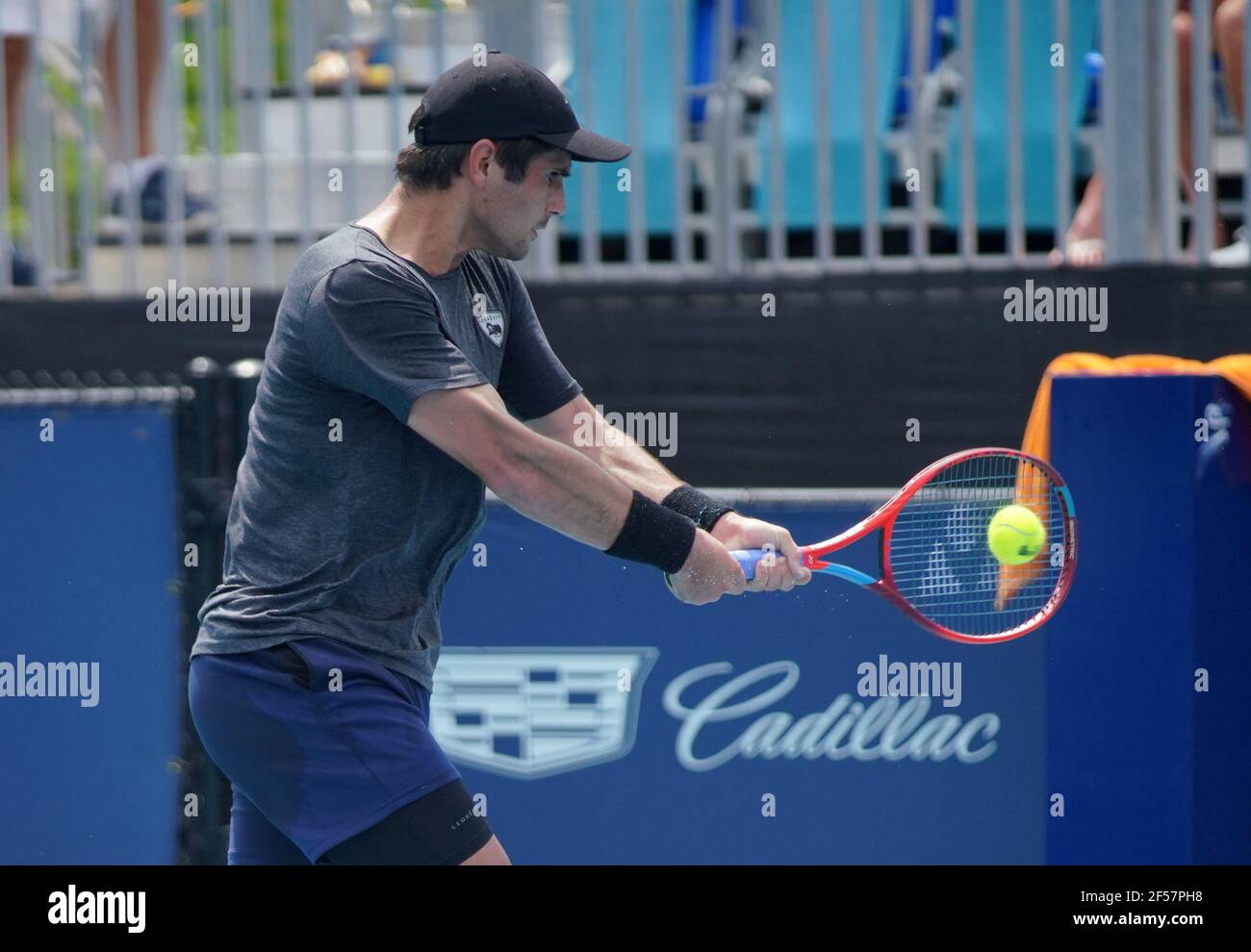 Miami, États-Unis d'Amérique. 24 mars 2021. MIAMI GARDENS, FLORIDE - 24 MARS : Marcos Giron, des États-Unis, retourne un revers lors de son premier match contre Tommy Paul, des États-Unis, le jour 3 de l'Open de Miami 2021 présenté par Itaú au Hard Rock Stadium le 24 mars 2021 à Miami Gardens, en Floride. (Photo par Alberto E. Tamargo/Sipa USA) crédit: SIPA USA/Alay Live News Banque D'Images