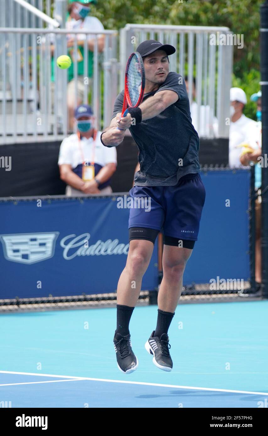 Miami, États-Unis d'Amérique. 24 mars 2021. MIAMI GARDENS, FLORIDE - 24 MARS : Marcos Giron, des États-Unis, retourne un revers lors de son premier match contre Tommy Paul, des États-Unis, le jour 3 de l'Open de Miami 2021 présenté par Itaú au Hard Rock Stadium le 24 mars 2021 à Miami Gardens, en Floride. (Photo par Alberto E. Tamargo/Sipa USA) crédit: SIPA USA/Alay Live News Banque D'Images