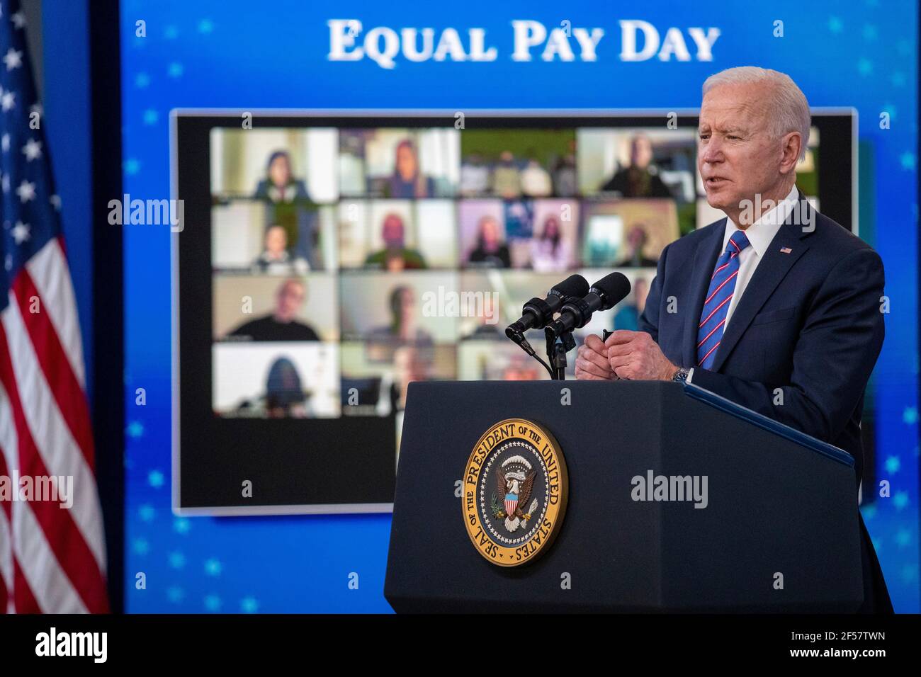 LE président AMÉRICAIN Joe Biden prononce un discours lors d'un événement marquant la Journée de l'égalité des rémunérations dans la salle à manger de l'État de la Maison Blanche à Washington, DC, USA, le 24 mars 2021. Le jour de salaire égal marque le temps supplémentaire qu'une femme moyenne aux États-Unis a pris pour gagner le même salaire que ses homologues masculins l'année civile précédente. Banque D'Images