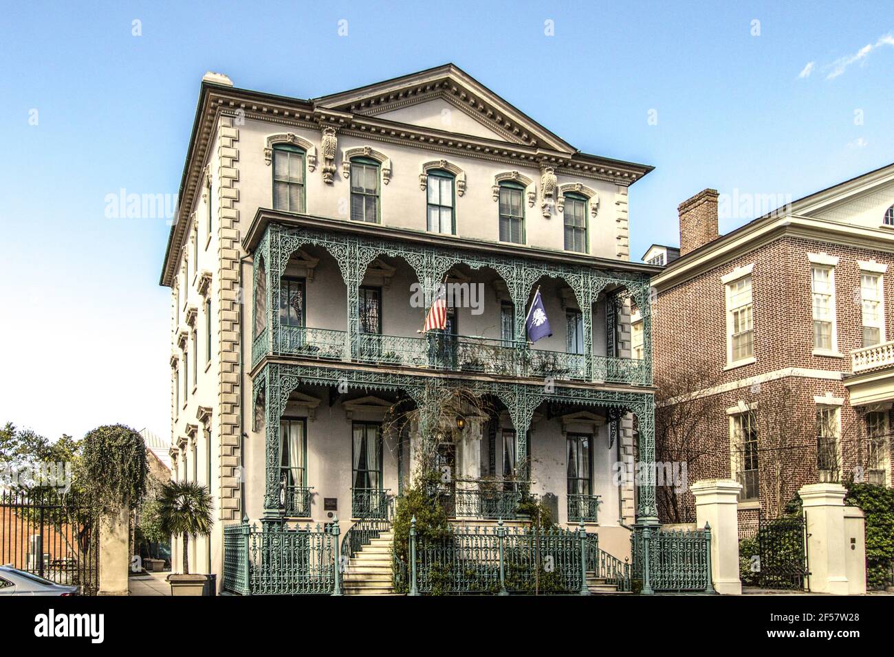 Charleston, Caroline du Sud, États-Unis - 20 février 2021 : extérieur de la célèbre maison historique du XVIIIe siècle au coeur du quartier historique du centre-ville. Banque D'Images