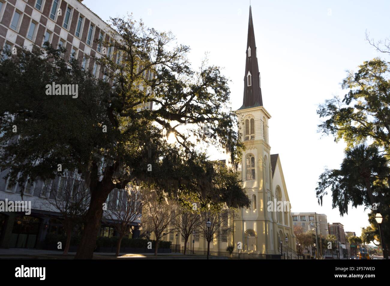 Charleston, Caroline du Sud, États-Unis - 23 février 2021 : paysage urbain de jour de la rue historique Charleston Meeting Street avec l'église historique St. Michaels Banque D'Images