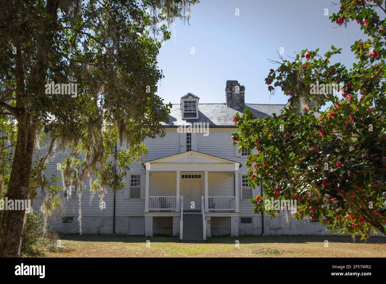 Extérieur de la plantation historique de Hampton. Le manoir de style avant-guerre, apparemment hanté, est la pièce maîtresse d'un parc d'État de Caroline du Sud. Banque D'Images