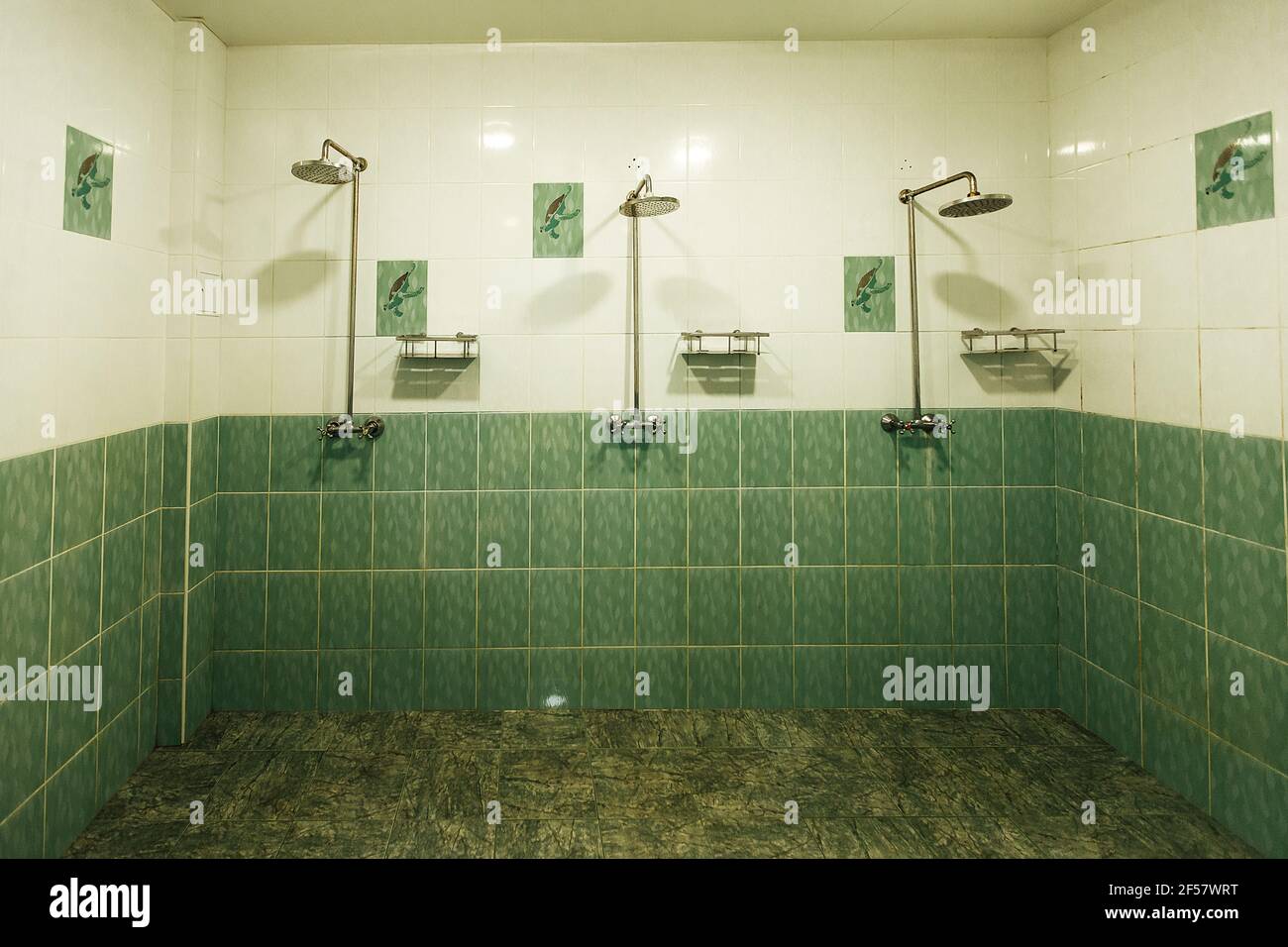 cabine de douche dans la chambre d'un hôtel bon marché Banque D'Images