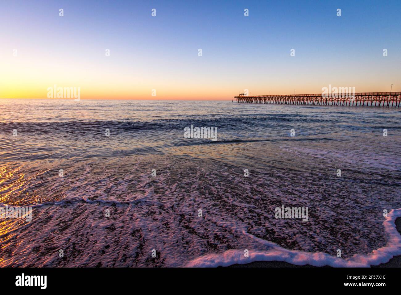 Myrtle Beach Sunrise Paysage. Lever du soleil sur une large plage de sable avec jetée de pêche sur la côte de l'océan Atlantique à Myrtle Beach, Caroline du Sud Etats-Unis Banque D'Images