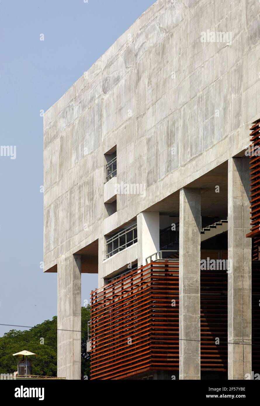 Vue détaillée de la façade extérieure tôt le matin. École de planification et d'architecture de Vijayawada, Vijayawada, Inde. Architecte: Mo-OF/ Mobile Office, 2018. Banque D'Images