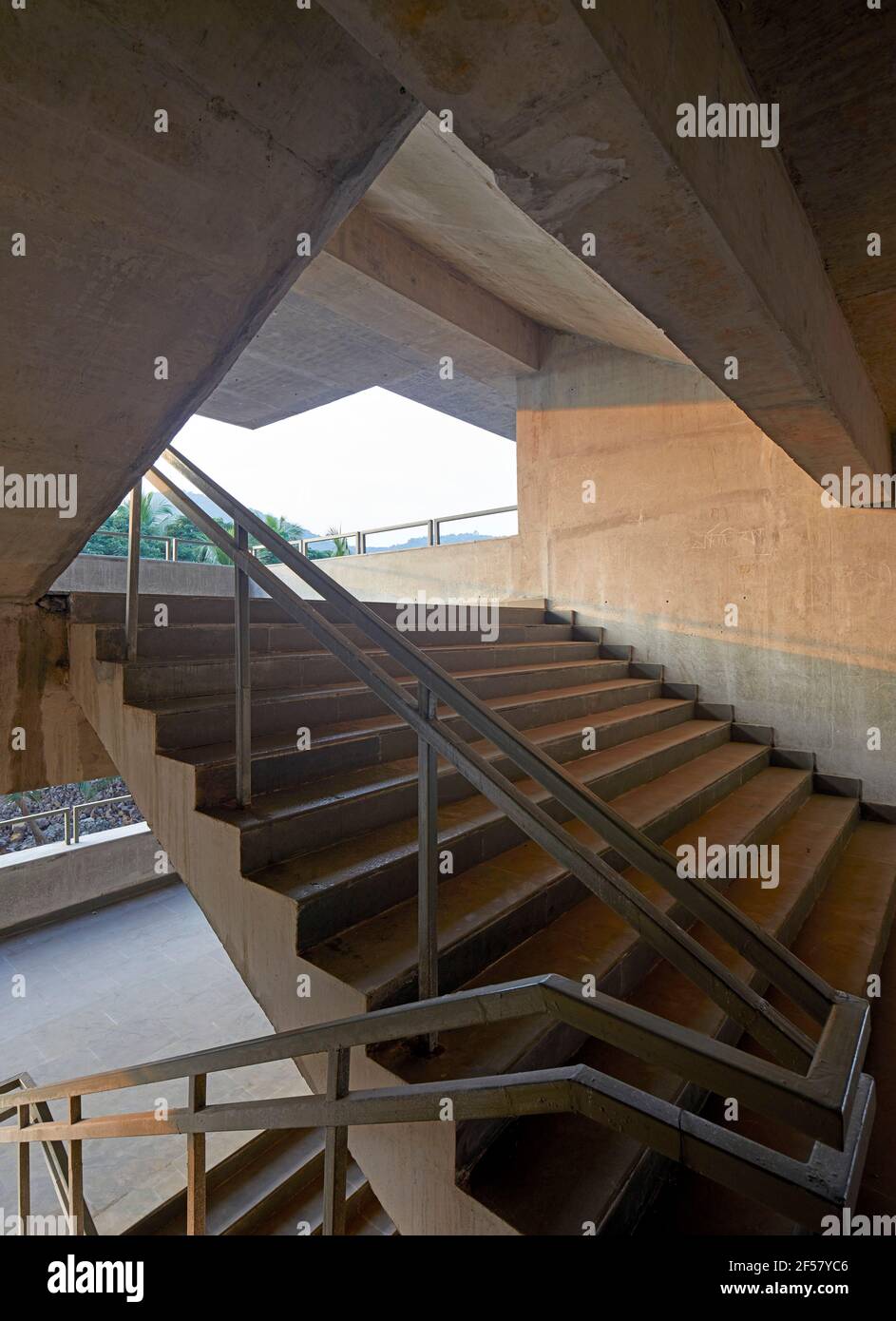 Vue depuis l'escalier intérieur en fin d'après-midi. École de planification et d'architecture de Vijayawada, Vijayawada, Inde. Architecte: Mo-OF/ Mobile Office Banque D'Images