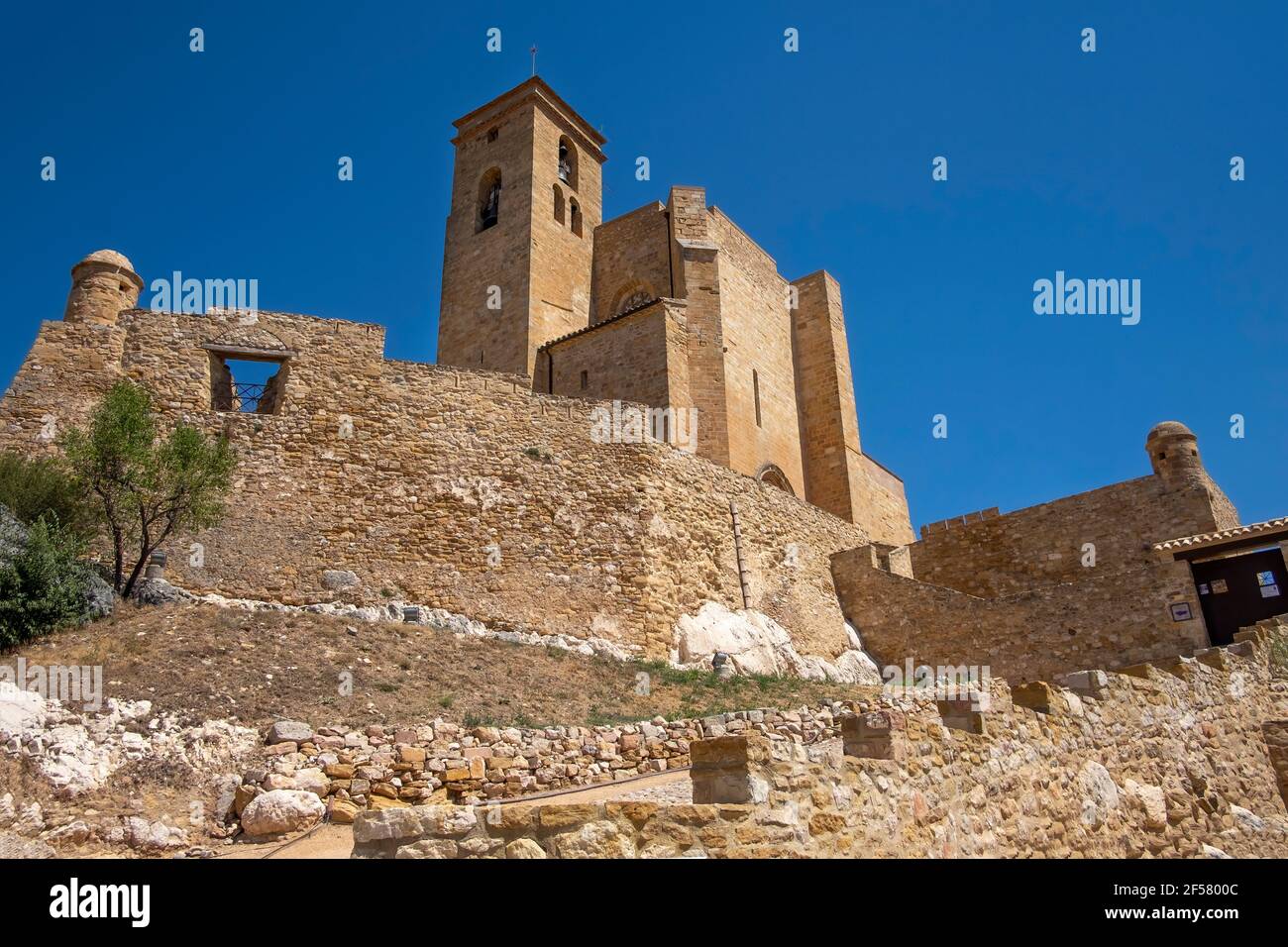 Façade principale et entrée avec le mur au premier plan du château de Benabarre, château de Ribagorza Comtes, Huesca Aragon espagne Banque D'Images