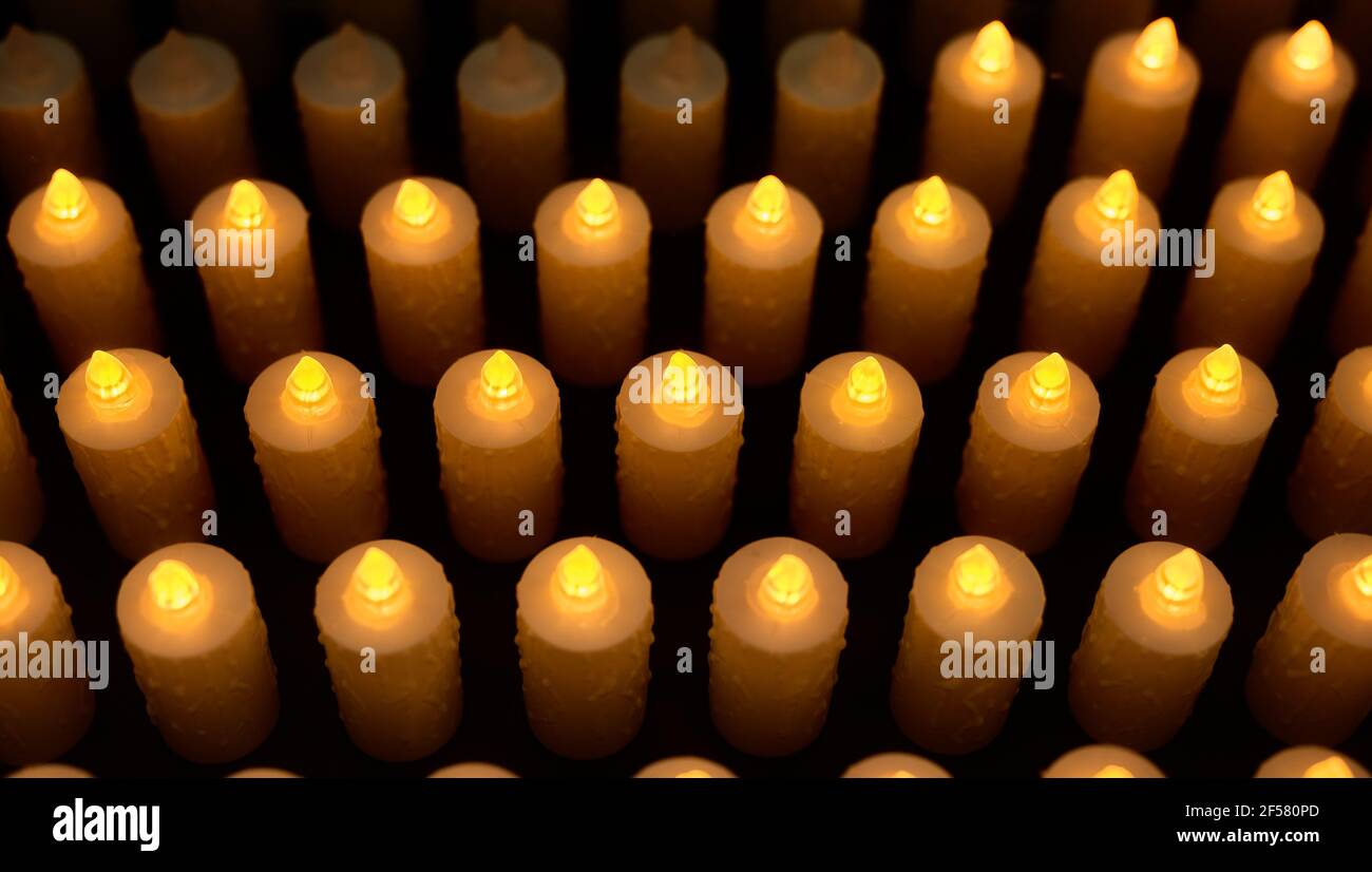 détail d'un ensemble de bougies led lumineuses dans un église Banque D'Images