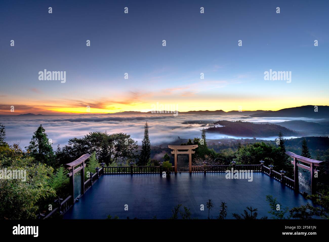 Temple 'Linh Quy Phap an', ville de Bao Loc, Vietnam - 12 mars 2021 : l'aube magique de la pagode, entourée de rosée et de lumière du Temple 'Linh Quy Pha Banque D'Images