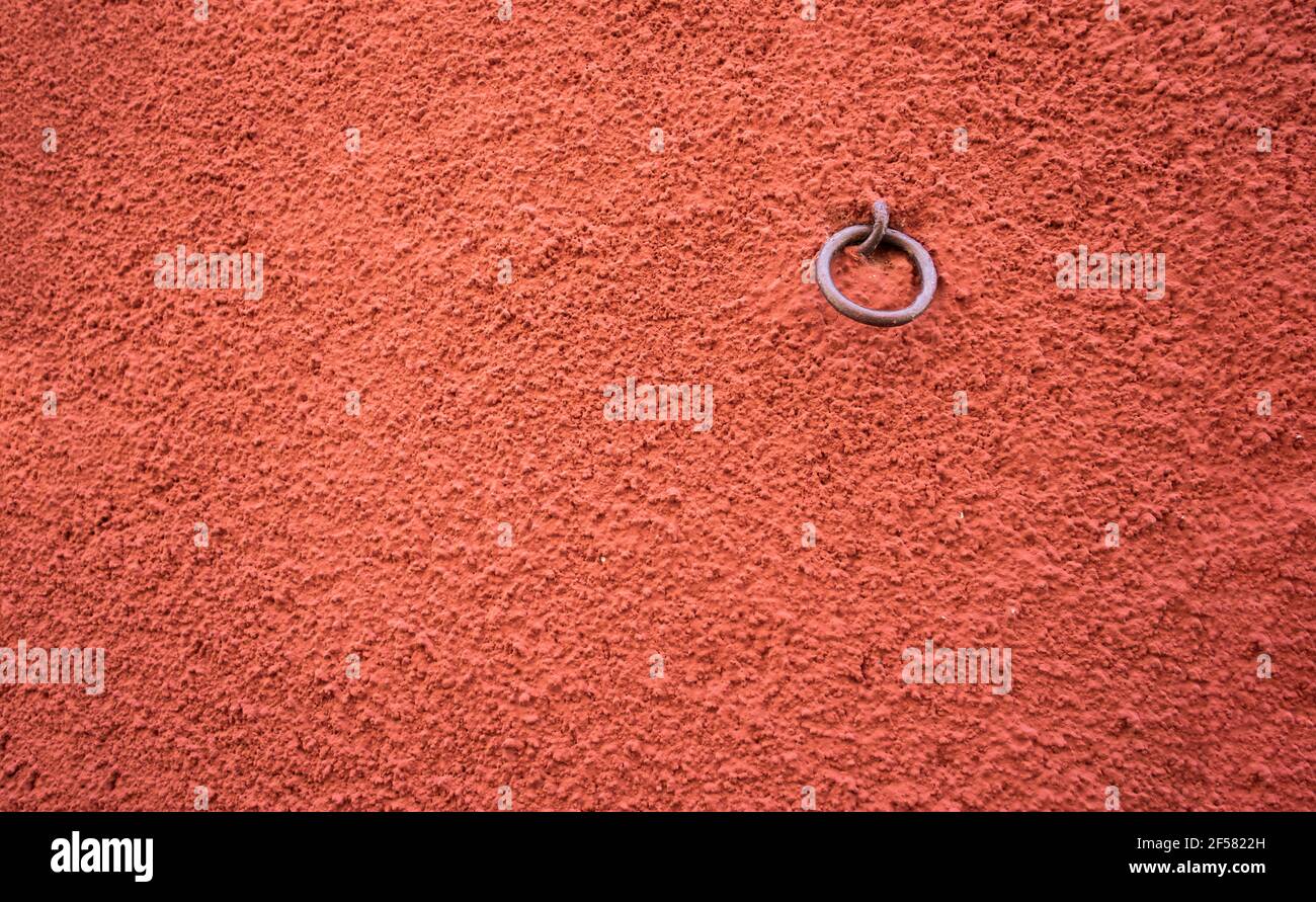 texture grenée de peinture de couleur terre cuite, gotele, couleur du vin, russet, rougeâtre ou de la tuile avec un anneau métallique intégré, horizontal Banque D'Images