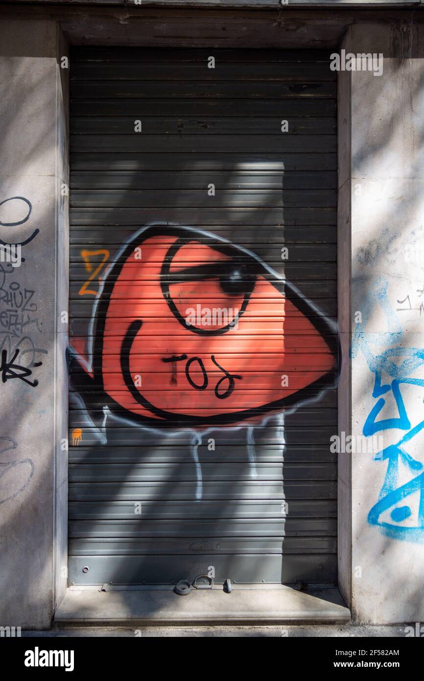 Orange Fish Street Art sur UNE porte à roulettes Banque D'Images