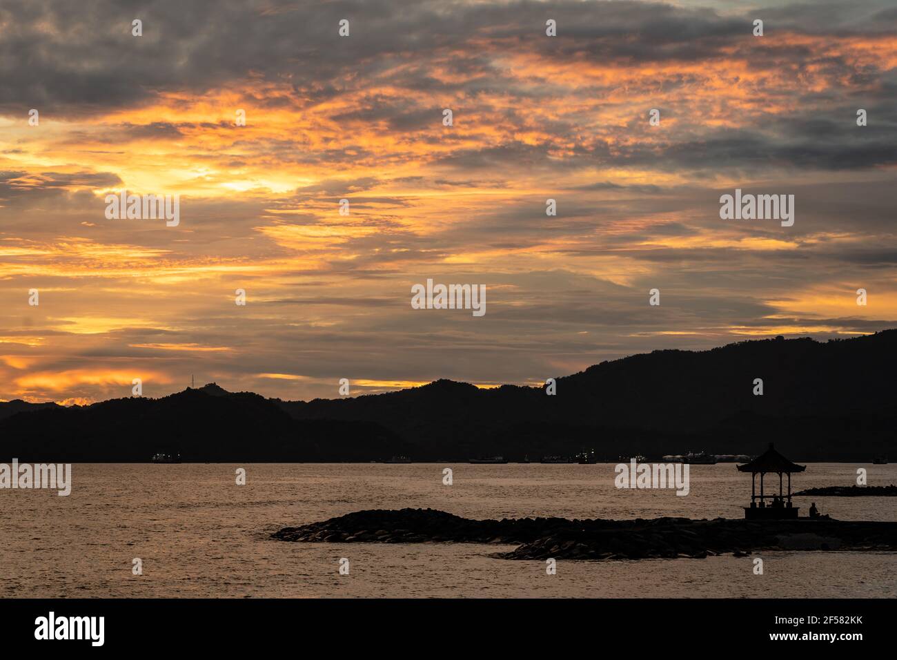 Coucher de soleil spectaculaire sur la plage de Candidasa à Bali, Indonésie Banque D'Images