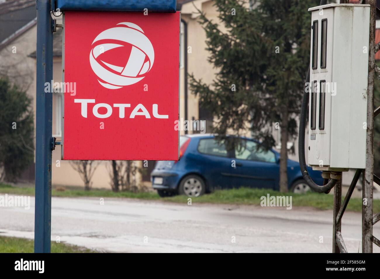 BELGRADE, SERBIE - 21 MARS 2021 : logo Total se sur l'un de leurs détaillants de pétrole à Belgrade. Total se est un fabricant français d'huile moteur et d'essence Banque D'Images