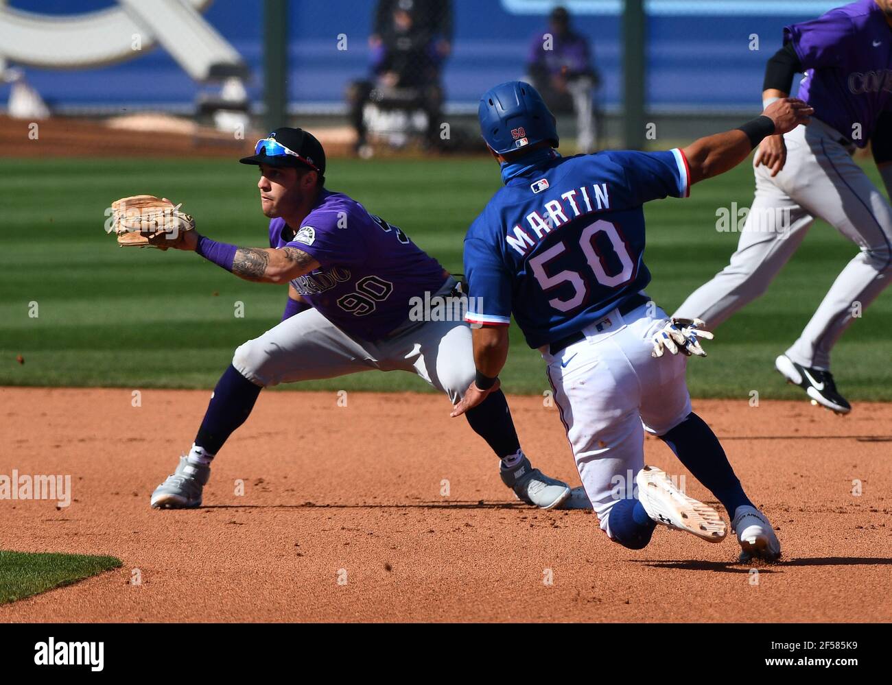 Jose Gomez (à gauche) des Rockies du Colorado essaie d'identifier Jason Martin des Texas Rangers lors d'un match d'entraînement de printemps de la MLB au surprise Stadium, dimanche 15 mars 2021, dans surprise, Ariz. (Chris Bernacci/image du sport) Banque D'Images