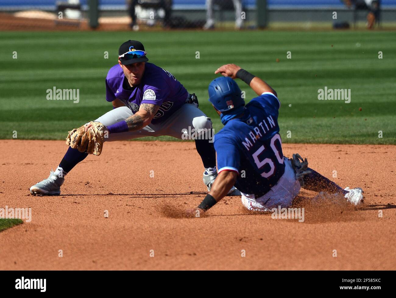 Jose Gomez (à gauche) des Rockies du Colorado essaie d'identifier Jason Martin des Texas Rangers lors d'un match d'entraînement de printemps de la MLB au surprise Stadium, dimanche 15 mars 2021, dans surprise, Ariz. (Chris Bernacci/image du sport) Banque D'Images