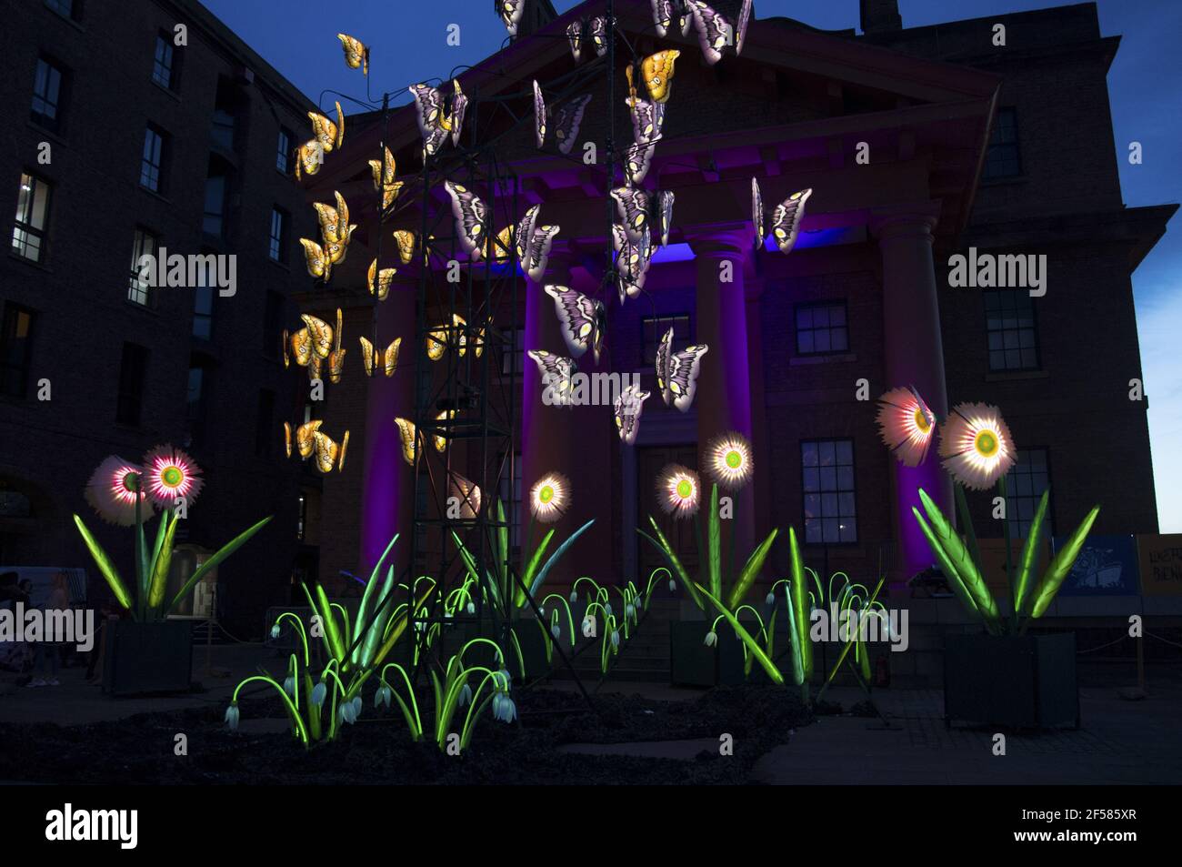 Liverpool, Royaume-Uni. 24 mars 2021. Tout dans l'équilibre, l'installation cinétique illuminée d'un gigantesque mobile papillon entouré de graminées et de fleurs sauvages géantes célèbre la nature et l'arrivée du printemps. Le travail tient une loupe à la complexité des éco-systèmes durables tout en étant un appel à l'action pour l'urgence climatique immédiate à laquelle nous sommes confrontés. « All In the Balance » réutilise les éléments des œuvres d'art précédentes et est recyclé à 100 %. Crédit: SPP Sport presse photo. /Alamy Live News Banque D'Images