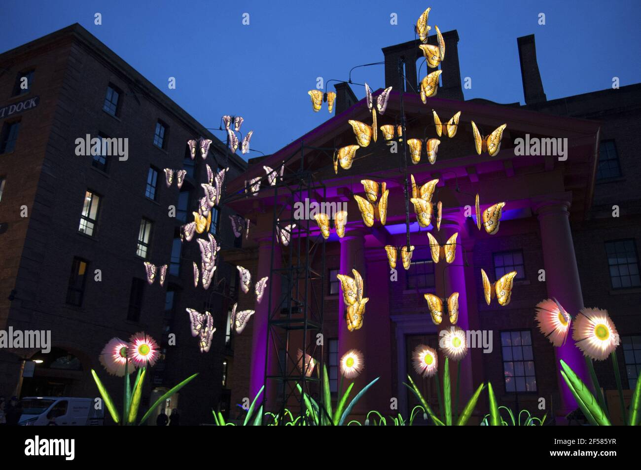 Liverpool, Royaume-Uni. 24 mars 2021. Tout dans l'équilibre, l'installation cinétique illuminée d'un gigantesque mobile papillon entouré de graminées et de fleurs sauvages géantes célèbre la nature et l'arrivée du printemps. Le travail tient une loupe à la complexité des éco-systèmes durables tout en étant un appel à l'action pour l'urgence climatique immédiate à laquelle nous sommes confrontés. « All In the Balance » réutilise les éléments des œuvres d'art précédentes et est recyclé à 100 %. Crédit: SPP Sport presse photo. /Alamy Live News Banque D'Images