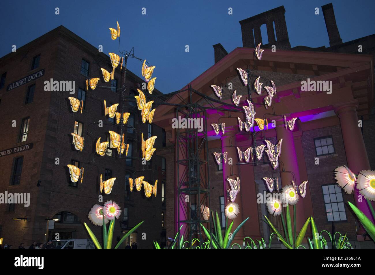 Liverpool, Royaume-Uni. 24 mars 2021. Tout dans l'équilibre, l'installation cinétique illuminée d'un gigantesque mobile papillon entouré de graminées et de fleurs sauvages géantes célèbre la nature et l'arrivée du printemps. Le travail tient une loupe à la complexité des éco-systèmes durables tout en étant un appel à l'action pour l'urgence climatique immédiate à laquelle nous sommes confrontés. « All In the Balance » réutilise les éléments des œuvres d'art précédentes et est recyclé à 100 %. Crédit: SPP Sport presse photo. /Alamy Live News Banque D'Images