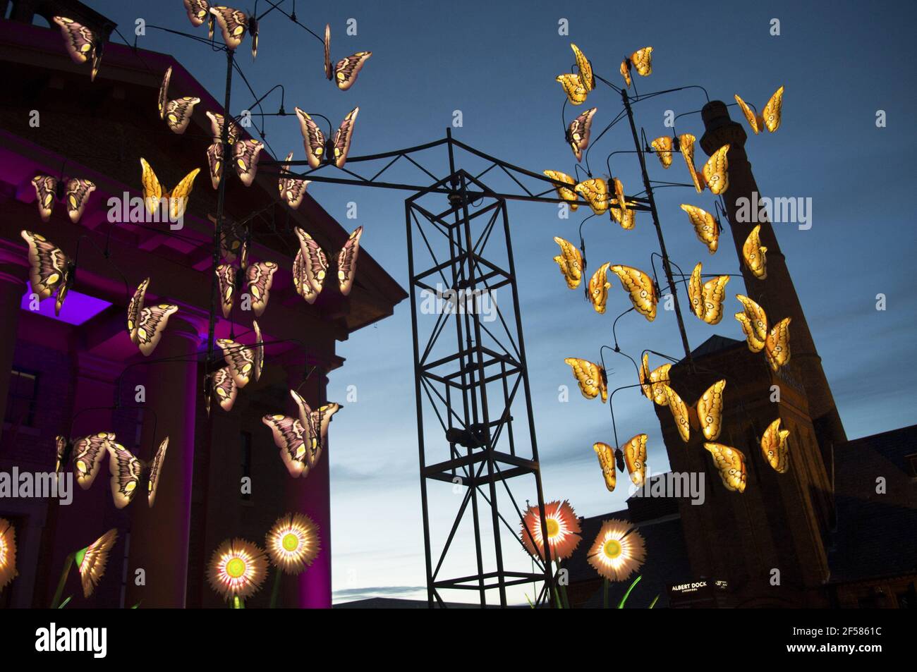 Liverpool, Royaume-Uni. 24 mars 2021. Tout dans l'équilibre, l'installation cinétique illuminée d'un gigantesque mobile papillon entouré de graminées et de fleurs sauvages géantes célèbre la nature et l'arrivée du printemps. Le travail tient une loupe à la complexité des éco-systèmes durables tout en étant un appel à l'action pour l'urgence climatique immédiate à laquelle nous sommes confrontés. « All In the Balance » réutilise les éléments des œuvres d'art précédentes et est recyclé à 100 %. Crédit: SPP Sport presse photo. /Alamy Live News Banque D'Images