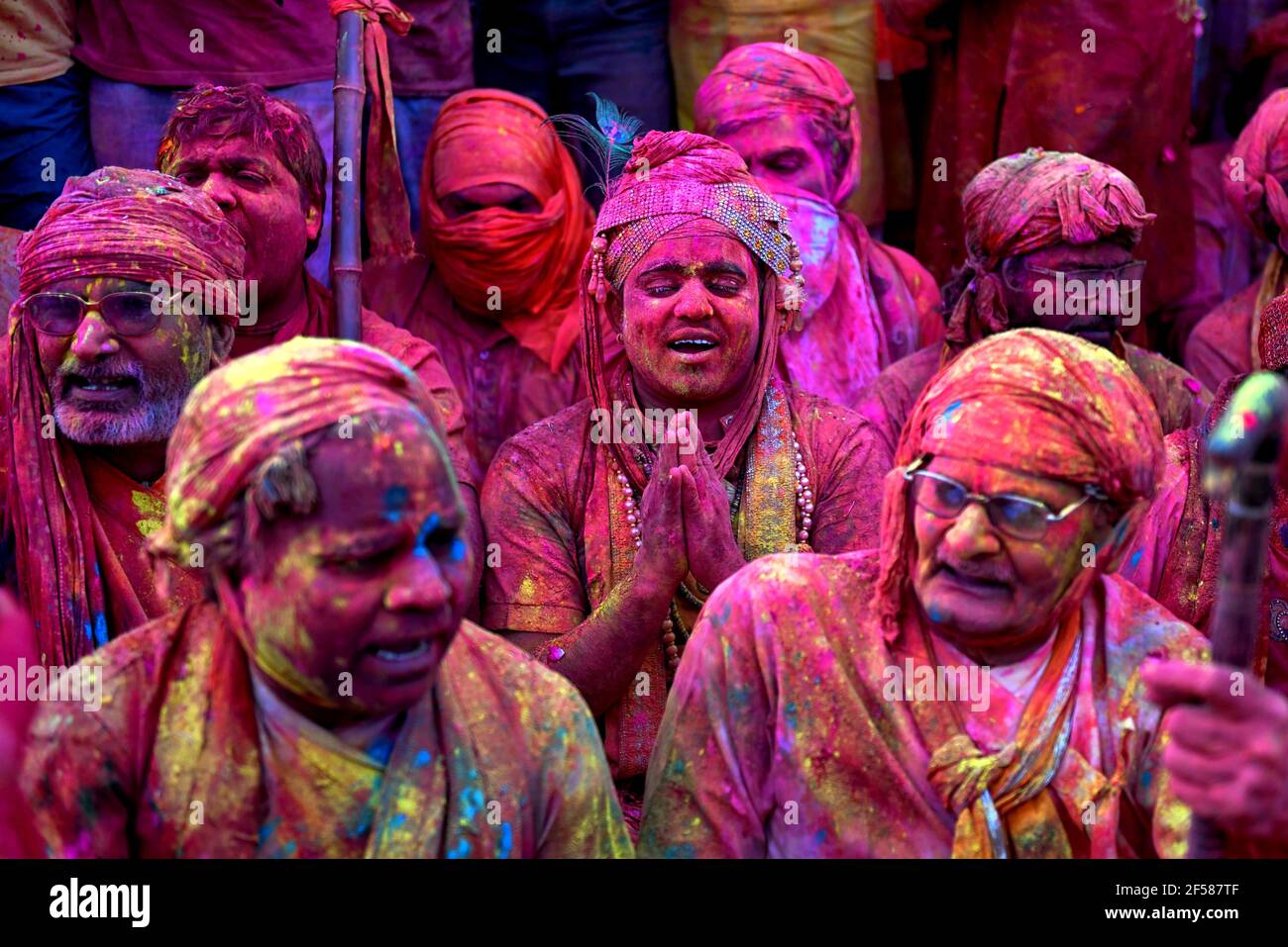 Mathura, Inde. 24 mars 2021. Les dévotés hindous sont vus chanter tout en priant au Temple Radharani de Nandgaon à Mathura pendant le festival HOLI.le Festival Holi de l'Inde est l'une des plus grandes célébrations colorées en Inde que beaucoup de touristes et de dévotés se réunissent pour observer cet événement coloré. (Photo par Avishek Das/SOPA Images/Sipa USA) crédit: SIPA USA/Alay Live News Banque D'Images