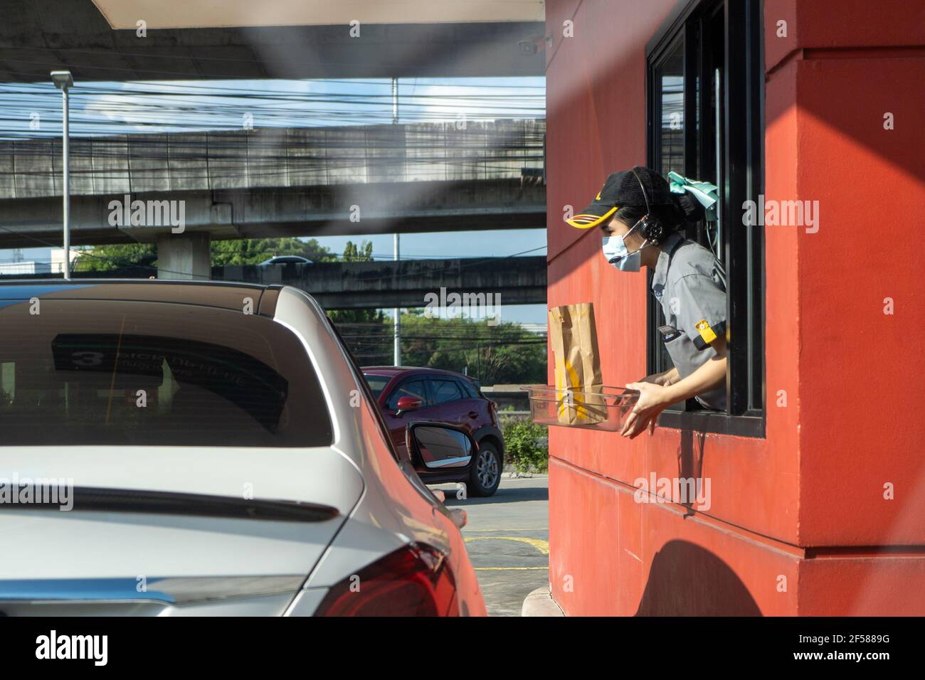 Samut Prakan, Thaïlande, le 2 septembre 2020 : les employés de McDonald's livrent des sacs de nourriture dans les chariots aux clients en déplacement. Mesures pour éviter le spr Banque D'Images