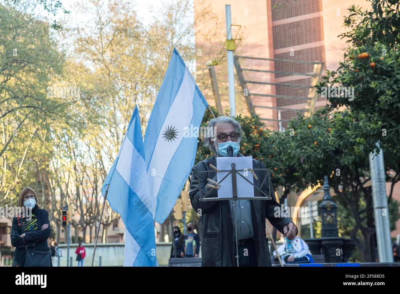 Barcelone, Espagne. 24 mars 2021. Un homme vu s'exprimant devant le drapeau argentin.UN groupe d'Argentins à Barcelone a organisé un acte pour les 30,000 personnes qui ont disparu pendant la période de la dictature militaire Argentine, ce mercredi 24 mars, le jour où le coup d'Etat militaire dans le pays a terminé 45 ans. (Photo de Thiago Prudencio/SOPA Images/Sipa USA) crédit: SIPA USA/Alay Live News Banque D'Images