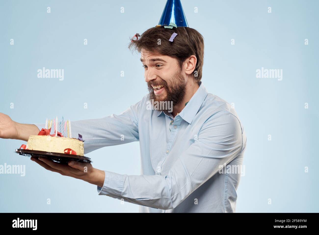 Homme Avec Une Assiette De Gateau Et Une Bougie De Fete Chapeau Bleu Pour La Fete D Entreprise Photo Stock Alamy Homme Avec Une Assiette De Gateau Et Une Bougie De Fete Chapeau Bleu Pour La Fete D Entreprise Photo Stock Alamy