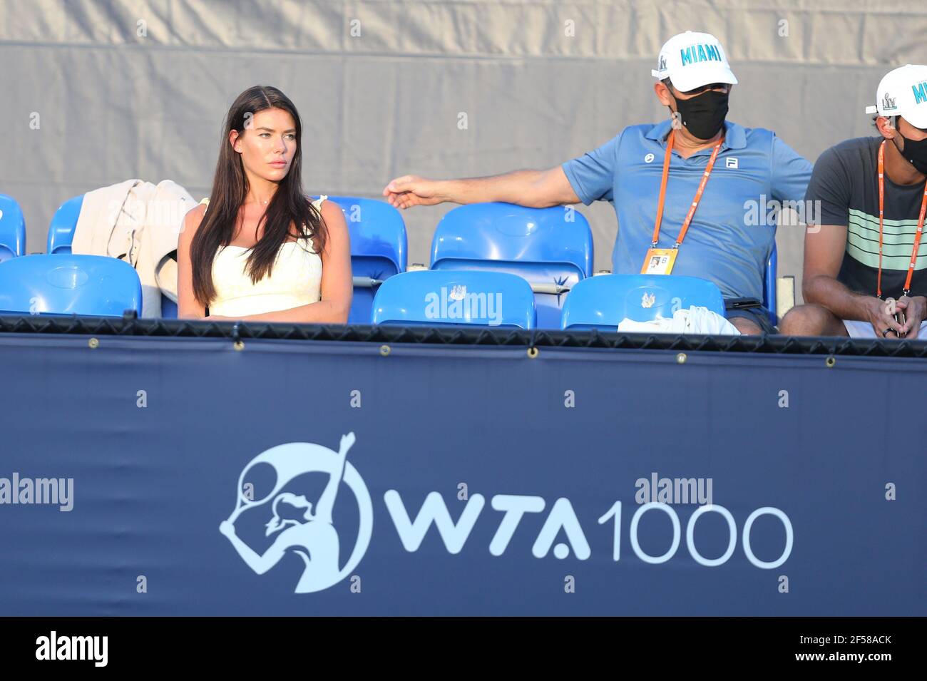 MIAMI GARDENS, FL - 24 MARS: Lauren Elizah vu jouer le jour 3 de l'Open de Miami le 24 mars 2021 au Hard Rock Stadium à Miami Gardens, Floride personnes: Lauren Elizah crédit: Storms Media Group/Alay Live News Banque D'Images